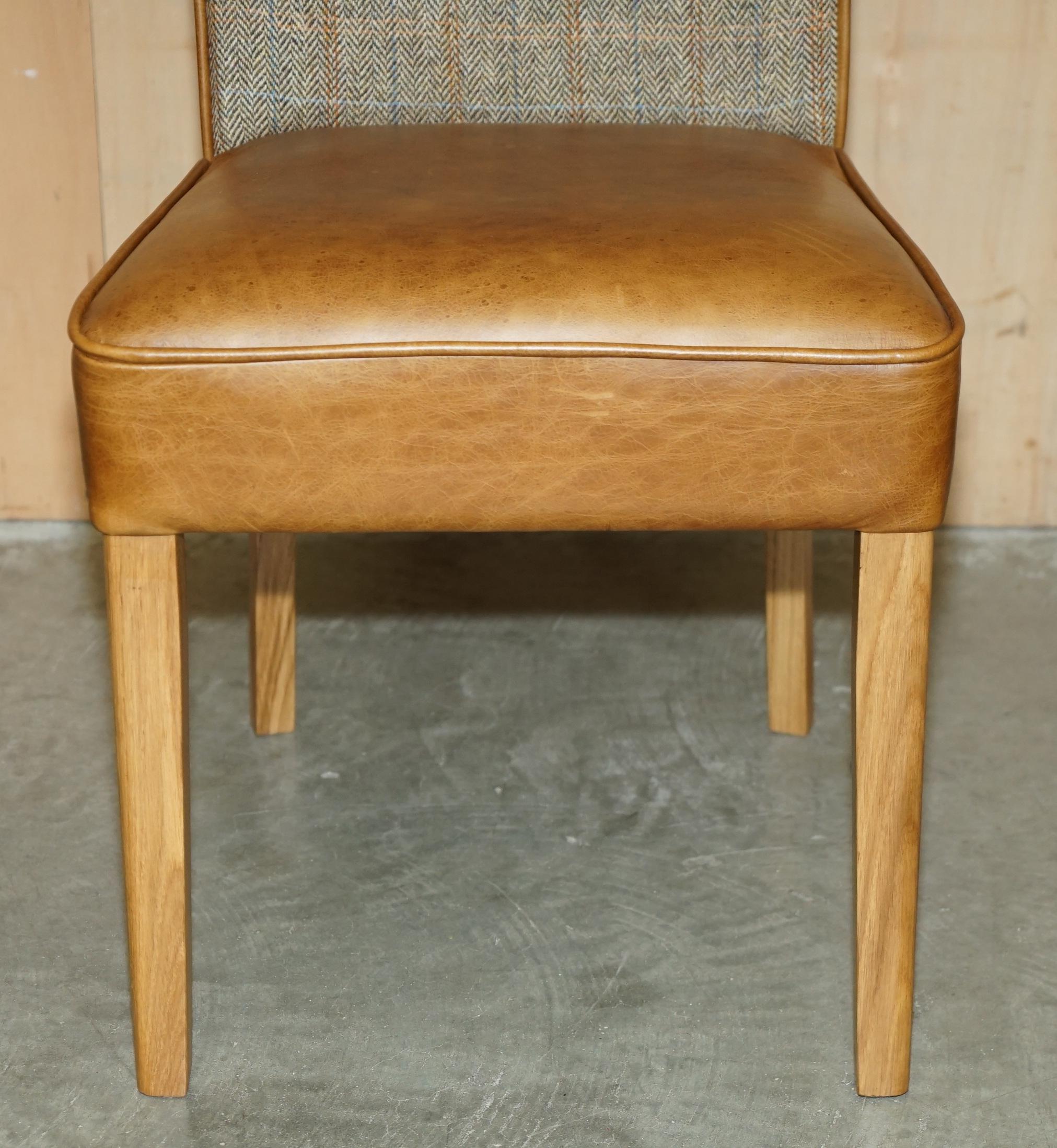 PAR DE SILLONES DE SALÓN CHESTERFiELD HARRIS TweED DE CUERO MARRÓN PARTE DE UN GRAN SUITE siglo XX en venta