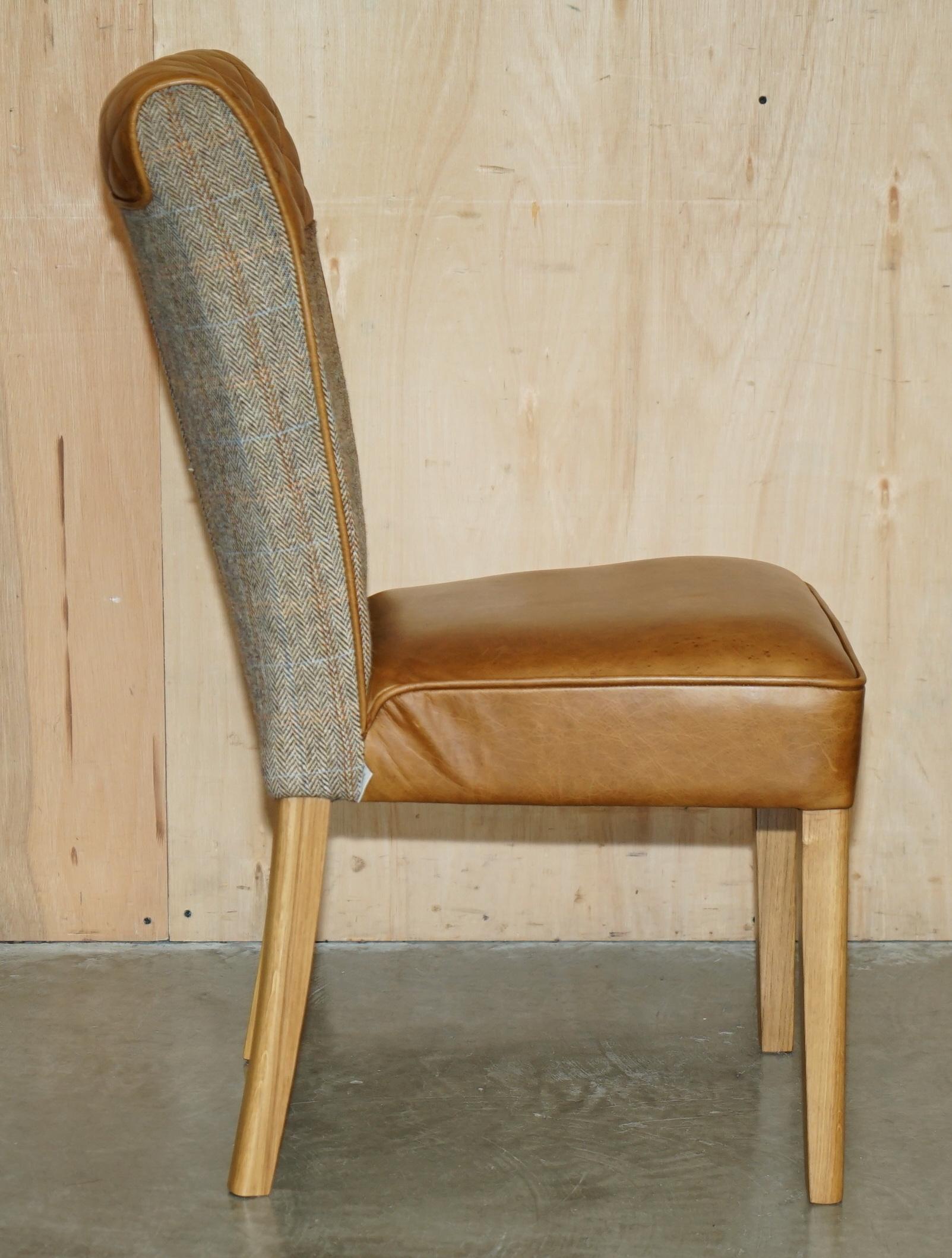 PAR DE SILLONES DE SALÓN CHESTERFiELD HARRIS TweED DE CUERO MARRÓN PARTE DE UN GRAN SUITE Cuero en venta
