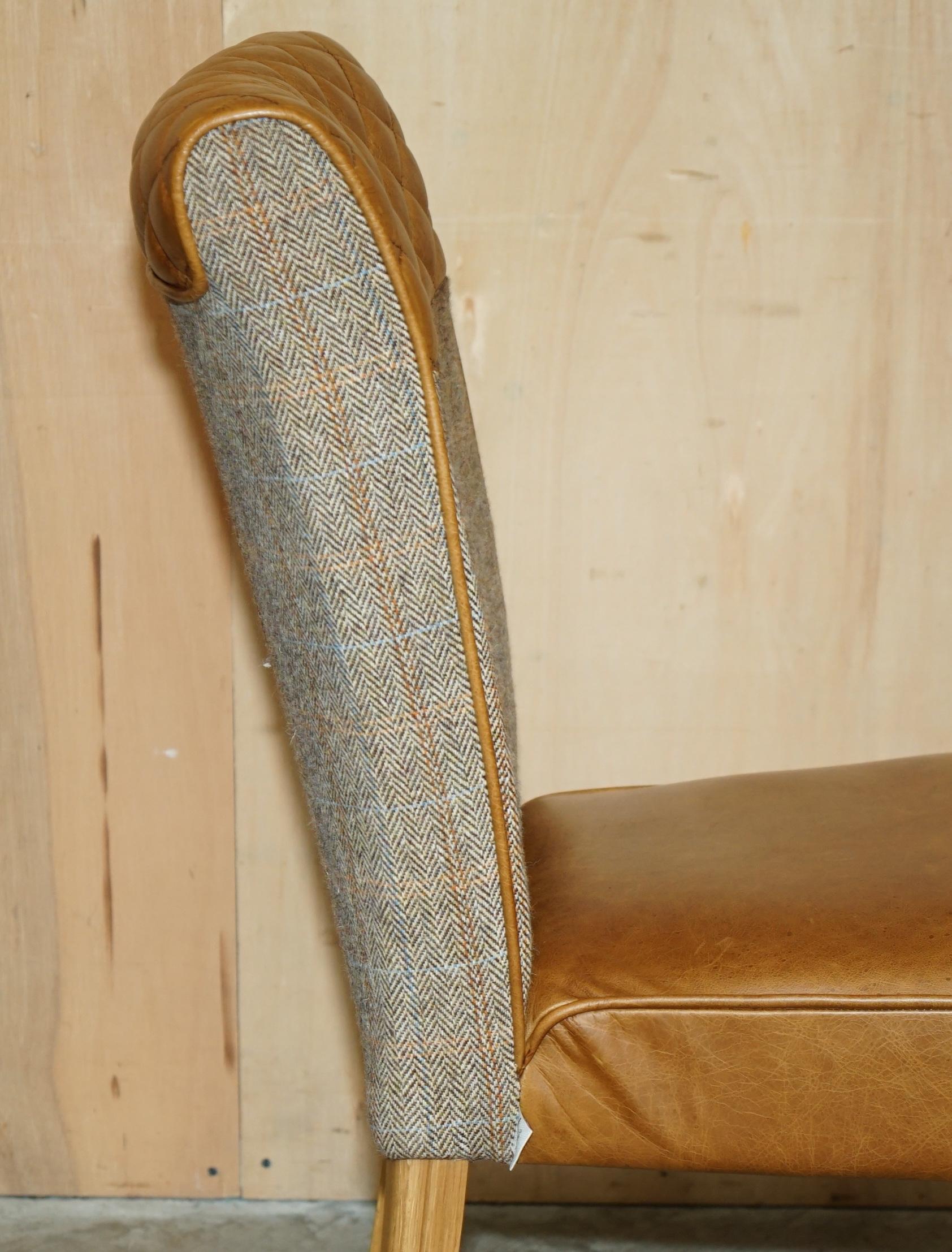 PAR DE SILLONES DE SALÓN CHESTERFiELD HARRIS TweED DE CUERO MARRÓN PARTE DE UN GRAN SUITE en venta 1