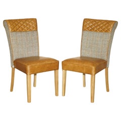PAR DE SILLONES DE SALÓN CHESTERFiELD HARRIS TweED DE CUERO MARRÓN PARTE DE UN GRAN SUITE