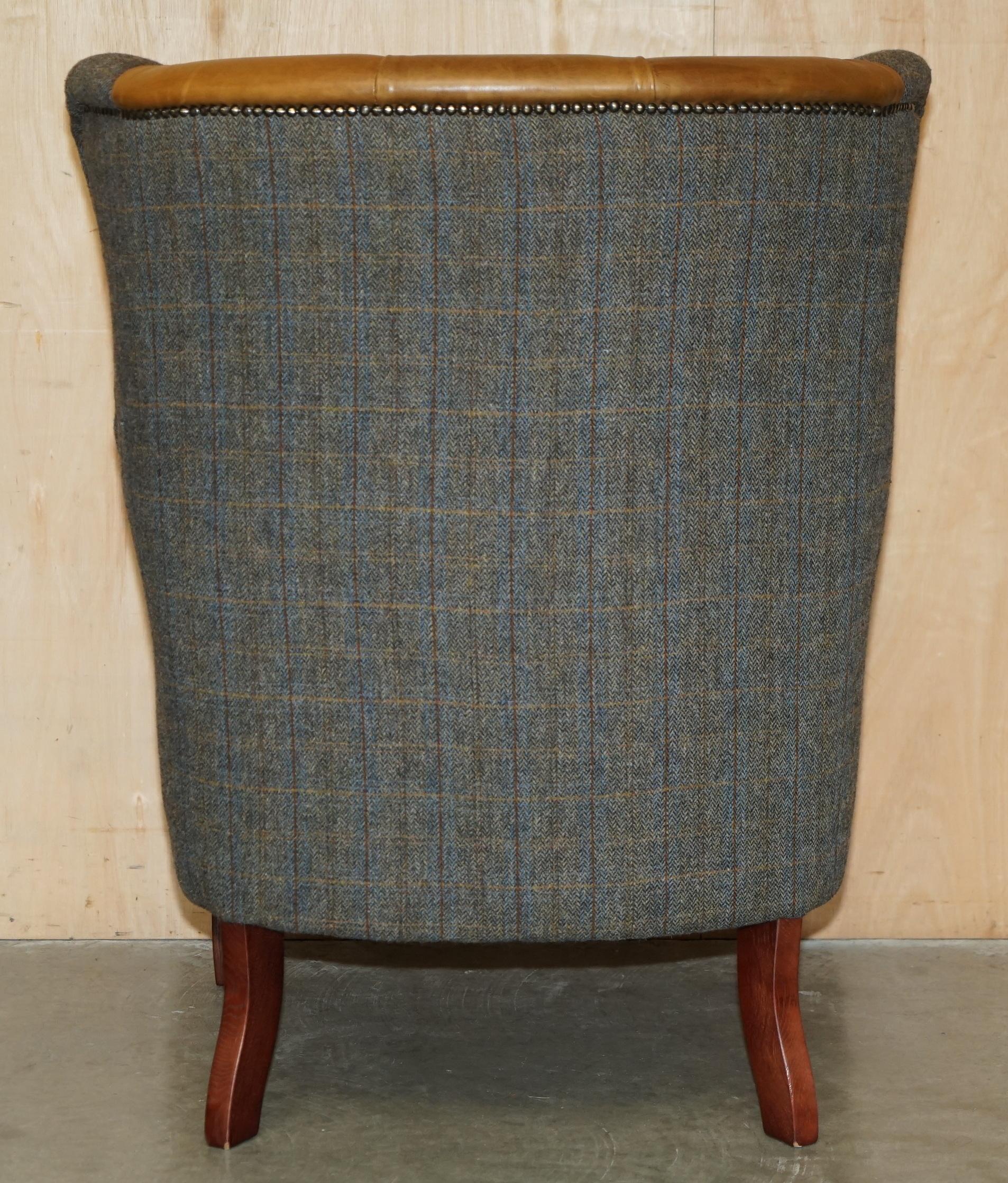 PAIR OF CHESTERFIELD PORTERS HARRIS TWEED BROWN LEATHER ARMCHAiRS PART OF SUITE For Sale 3
