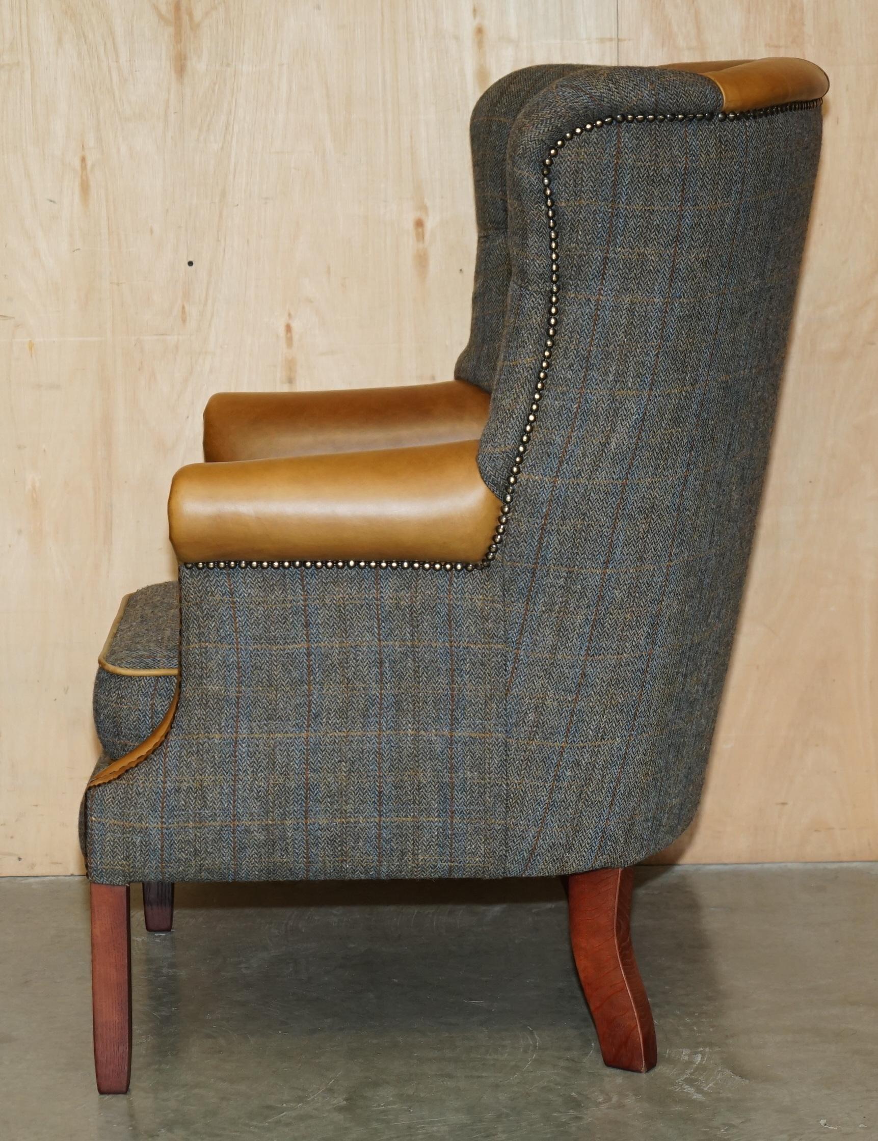 PAIR OF CHESTERFIELD PORTERS HARRIS TWEED BROWN LEATHER ARMCHAiRS PART OF SUITE For Sale 4