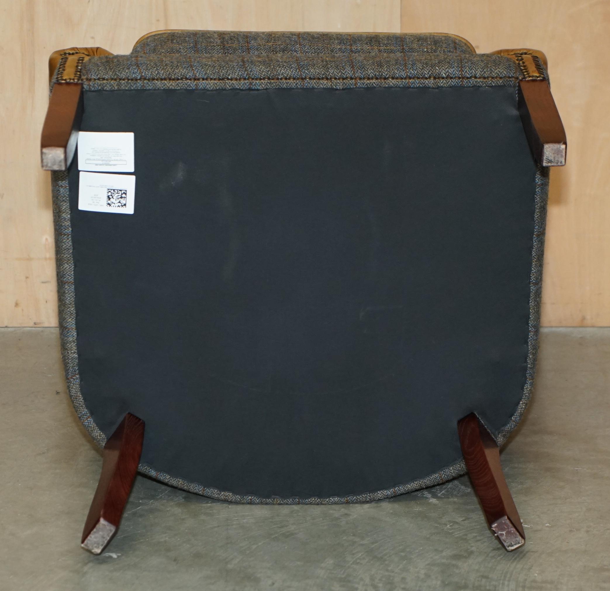 PAIR OF CHESTERFIELD PORTERS HARRIS TWEED BROWN LEATHER ARMCHAiRS PART OF SUITE For Sale 5