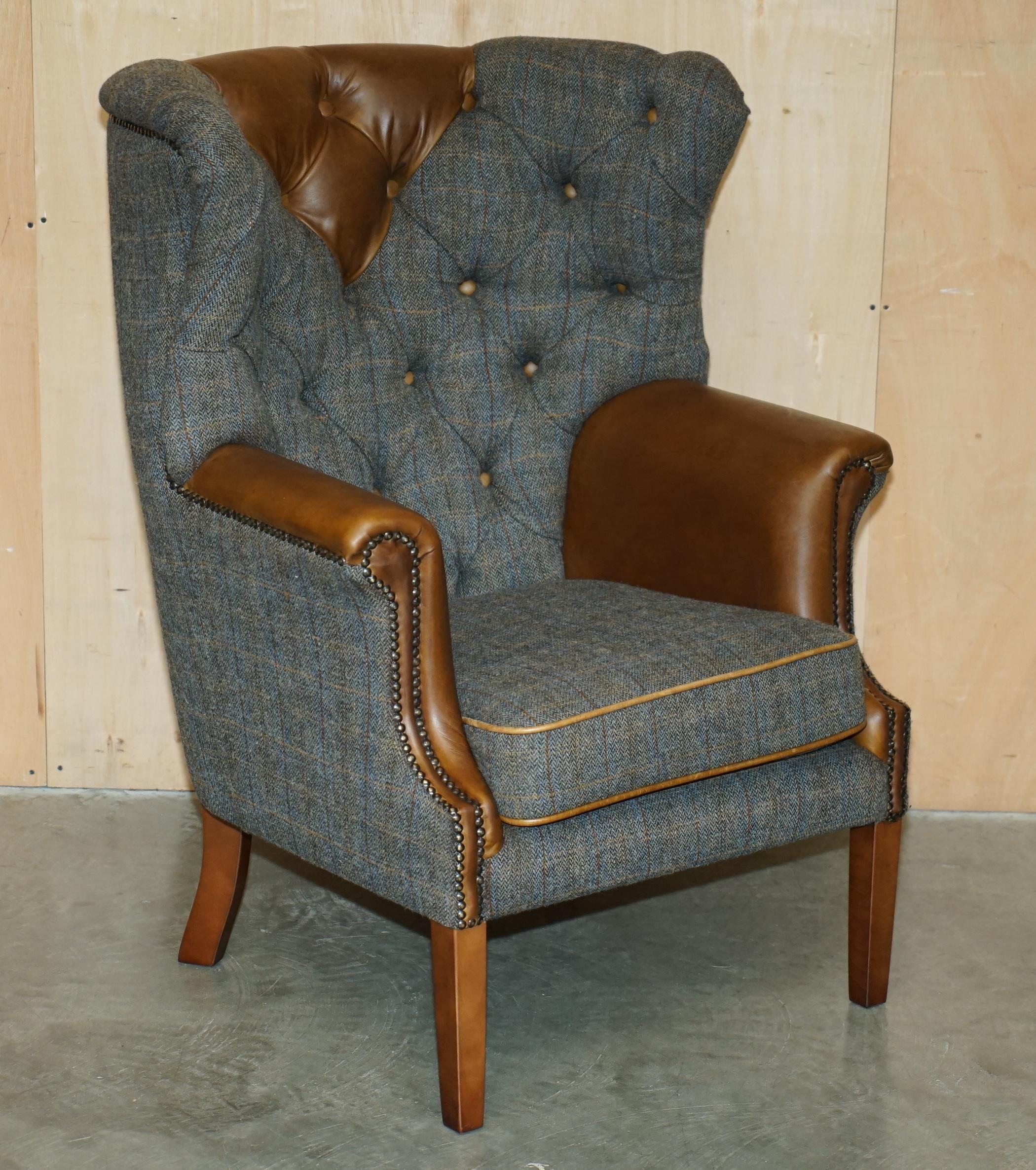 PAIR OF CHESTERFIELD PORTERS HARRIS TWEED BROWN LEATHER ARMCHAiRS PART OF SUITE For Sale 7