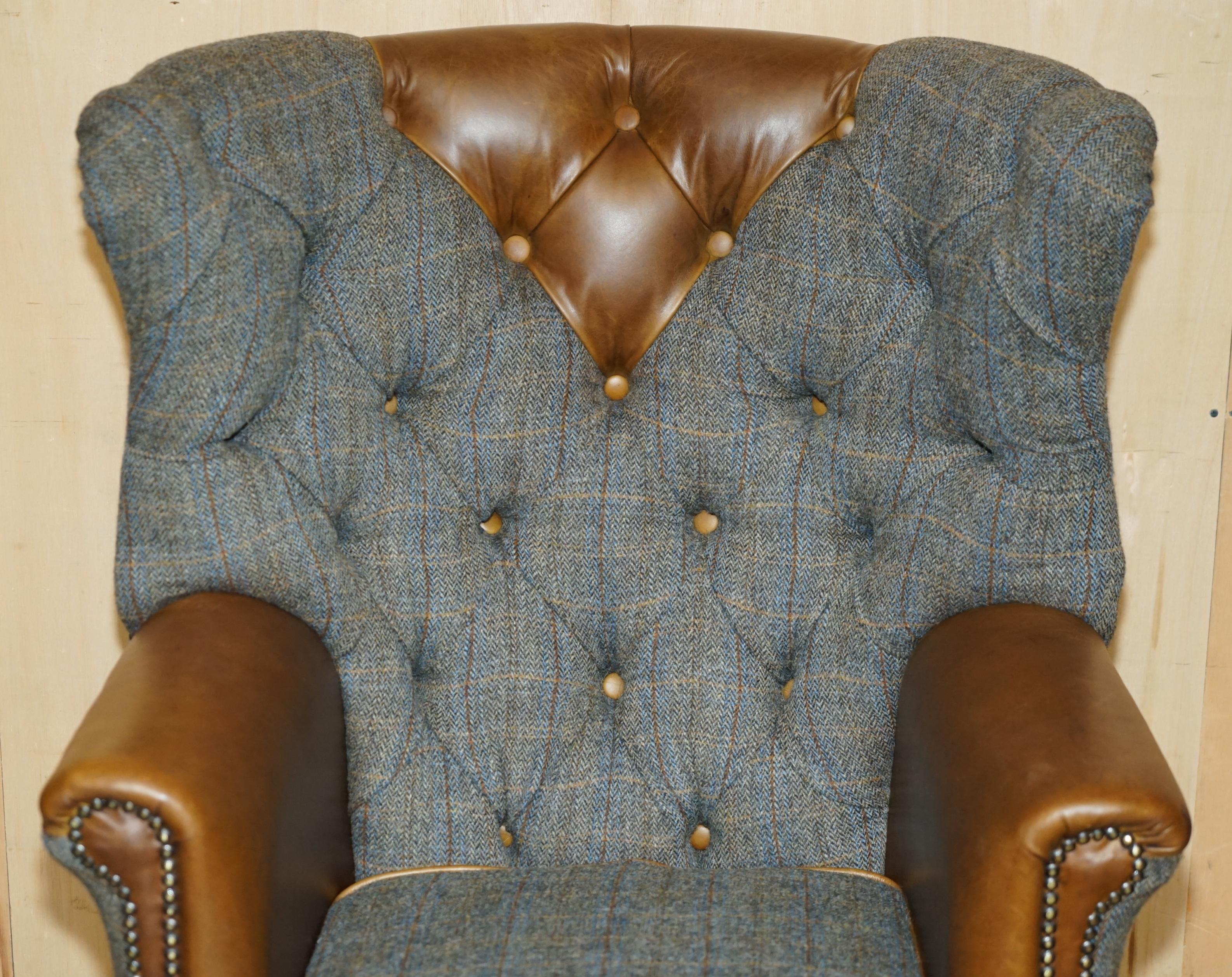 PAIR OF CHESTERFIELD PORTERS HARRIS TWEED BROWN LEATHER ARMCHAiRS PART OF SUITE For Sale 9