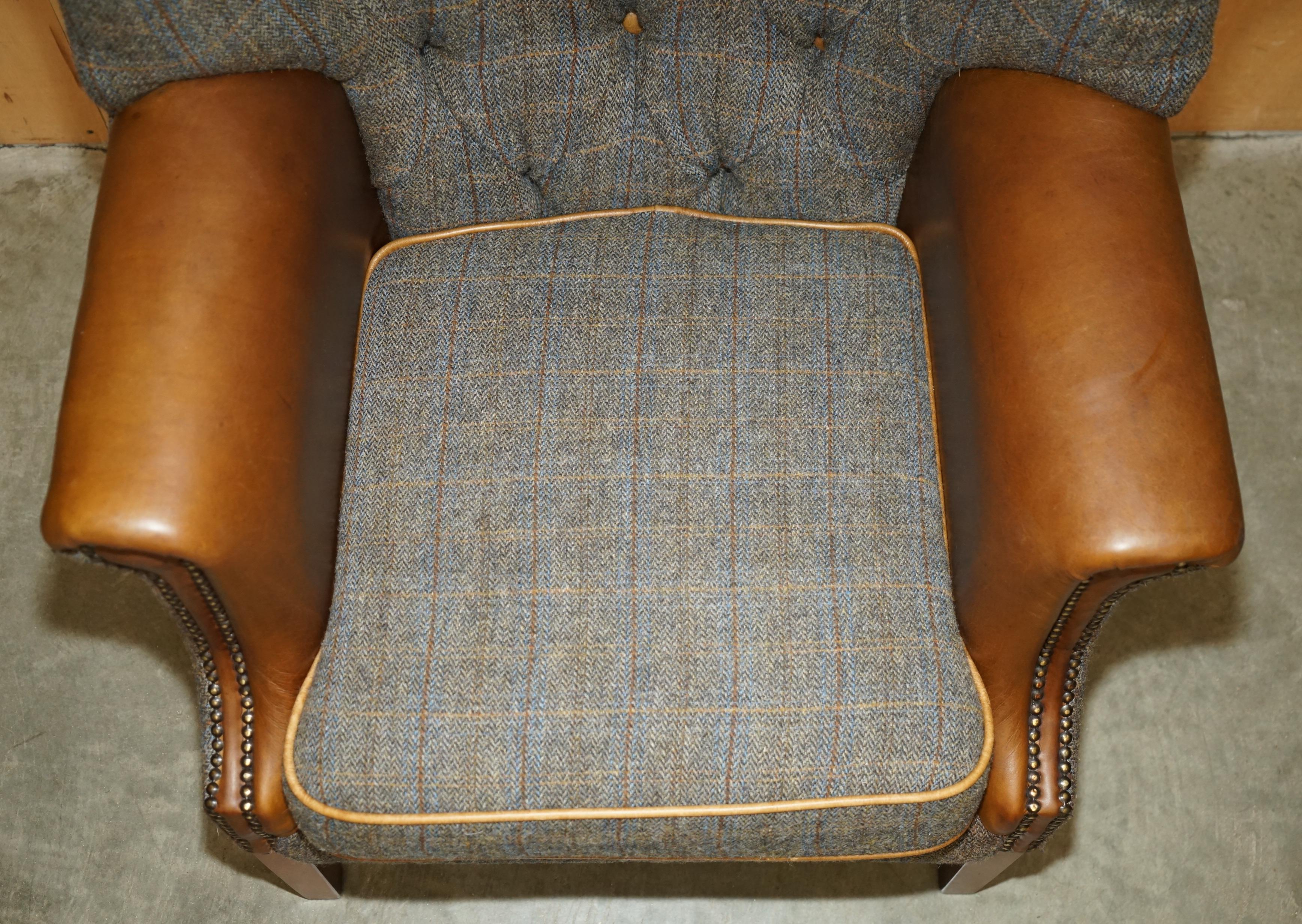 PAIR OF CHESTERFIELD PORTERS HARRIS TWEED BROWN LEATHER ARMCHAiRS PART OF SUITE For Sale 10