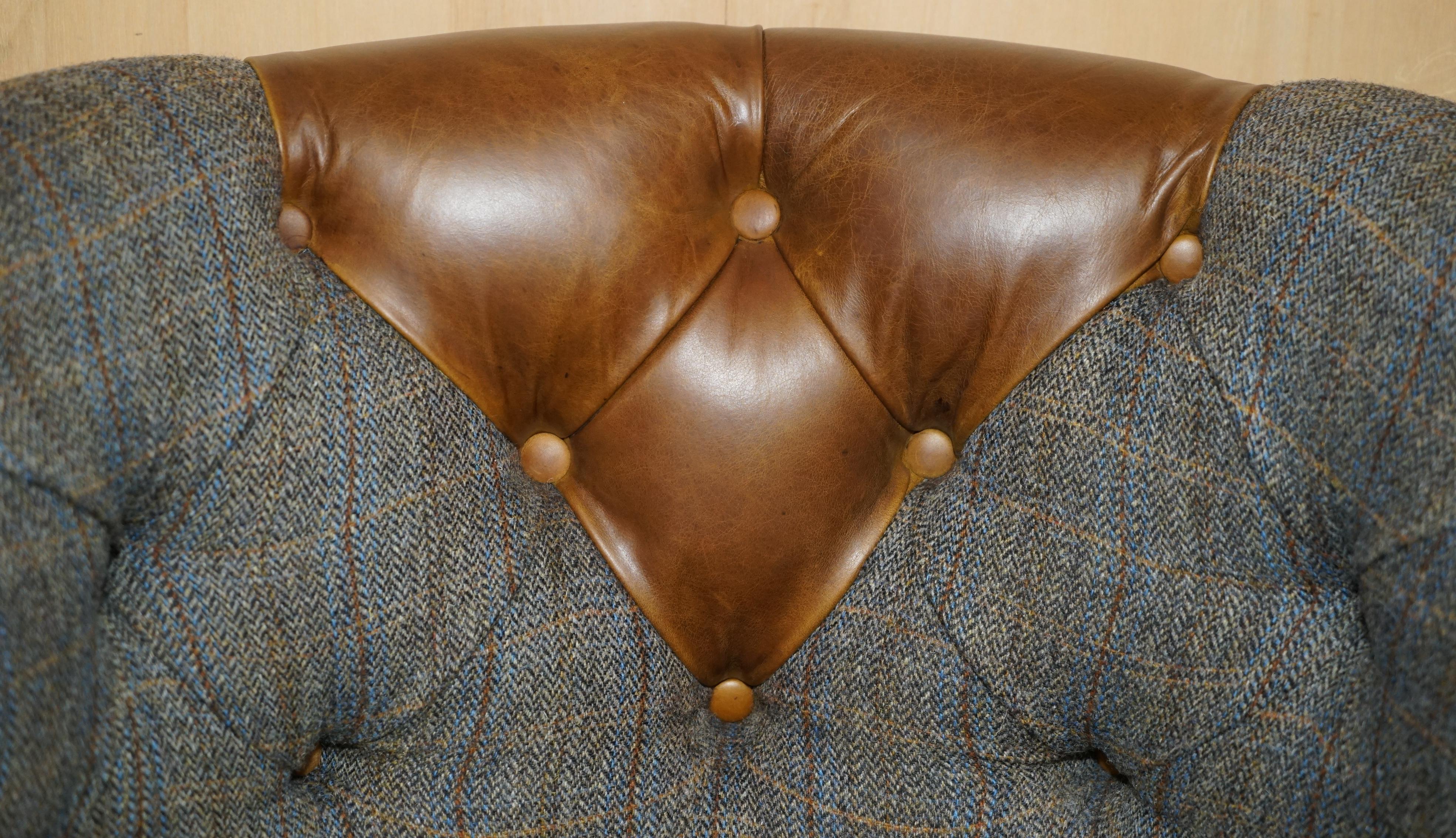 PAIR OF CHESTERFIELD PORTERS HARRIS TWEED BROWN LEATHER ARMCHAiRS PART OF SUITE For Sale 11