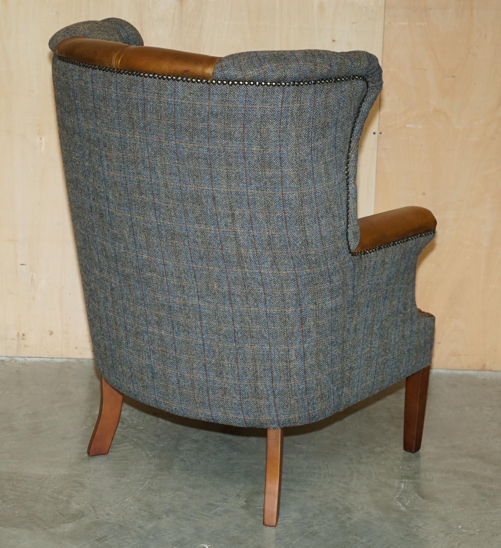 PAIR OF CHESTERFIELD PORTERS HARRIS TWEED BROWN LEATHER ARMCHAiRS PART OF SUITE For Sale 12