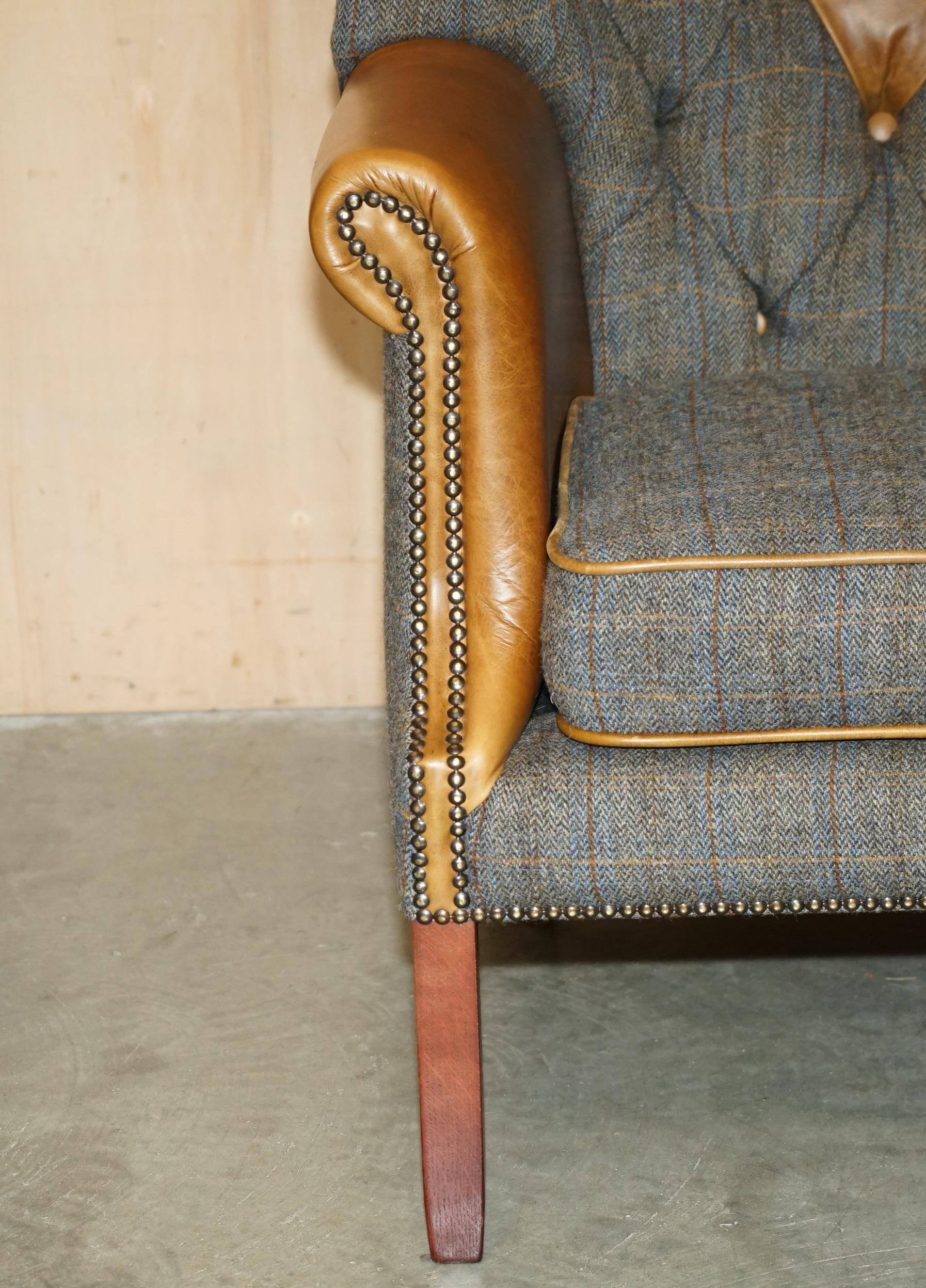 PAIR OF CHESTERFIELD PORTERS HARRIS TWEED BROWN LEATHER ARMCHAiRS PART OF SUITE In Good Condition For Sale In West Sussex, Pulborough