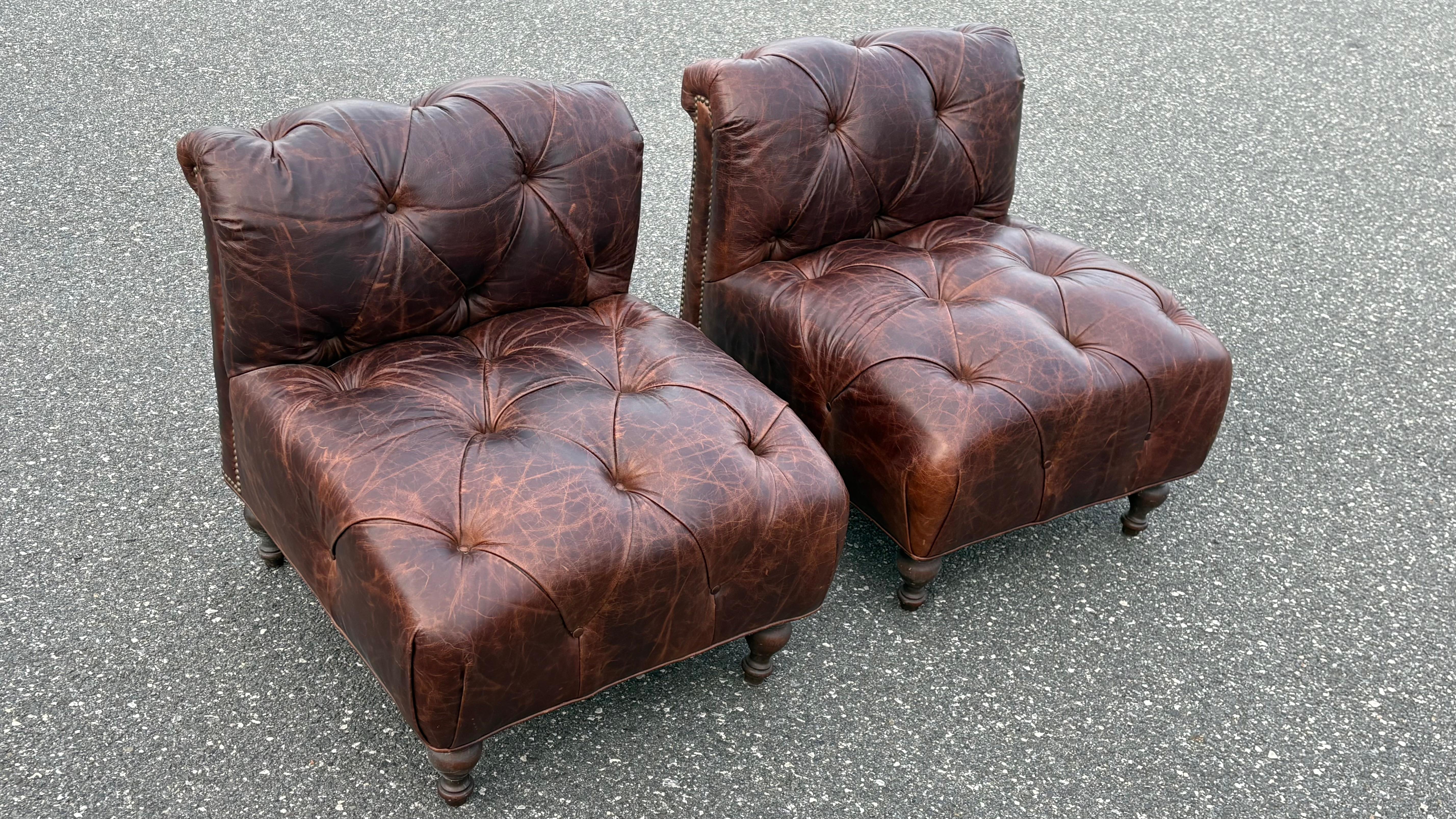 Maravilloso e inusual par de sillones de cuero estilo Chesterfield. 

Son relativamente más pequeños que un sillón chester normal. 

Fabricado en piel de grano superior, su tono marrón intenso infunde calidez y opulencia a cualquier espacio.