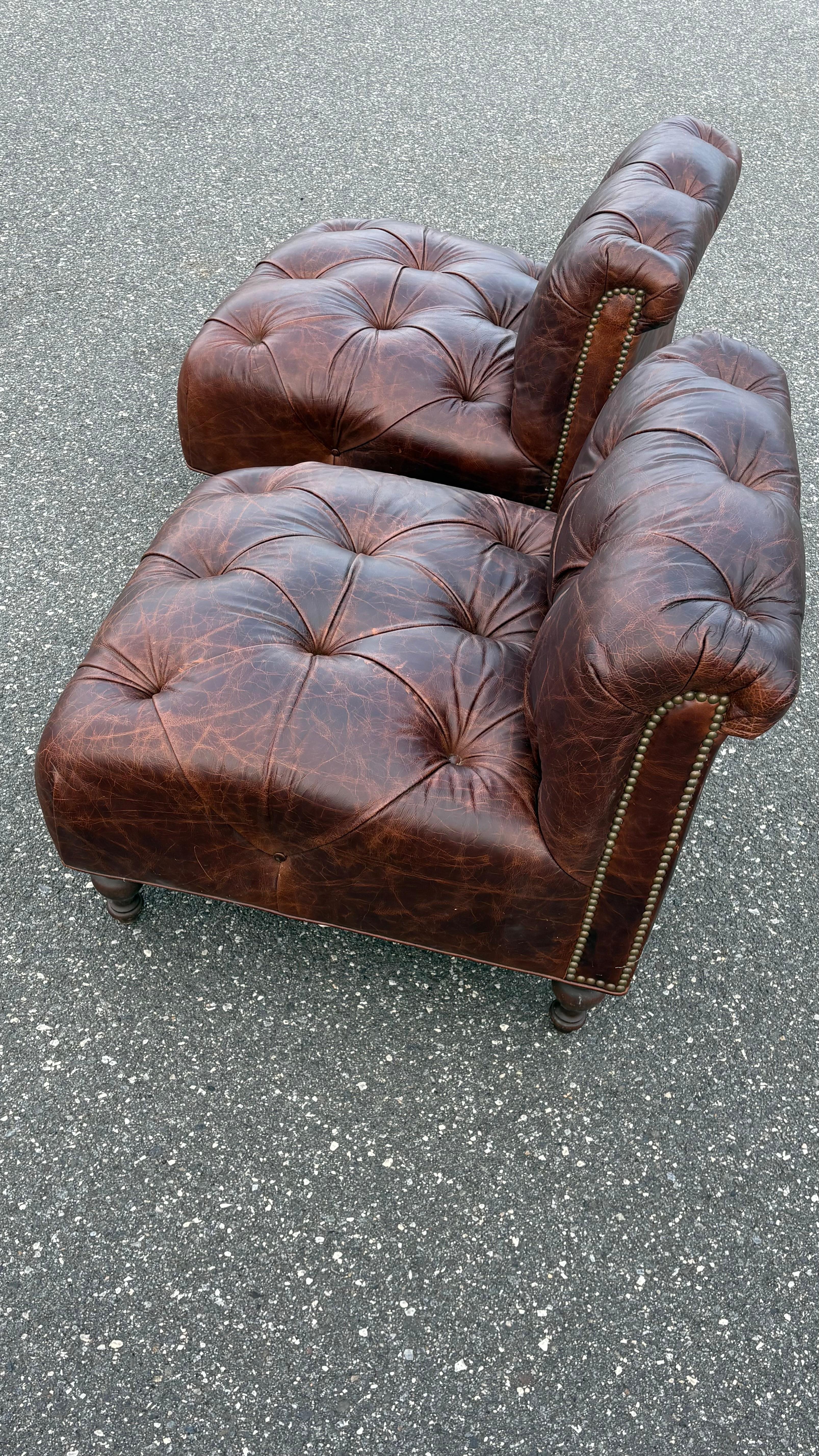 Pareja de Sillones Chesterfield de cuero Estadounidense en venta
