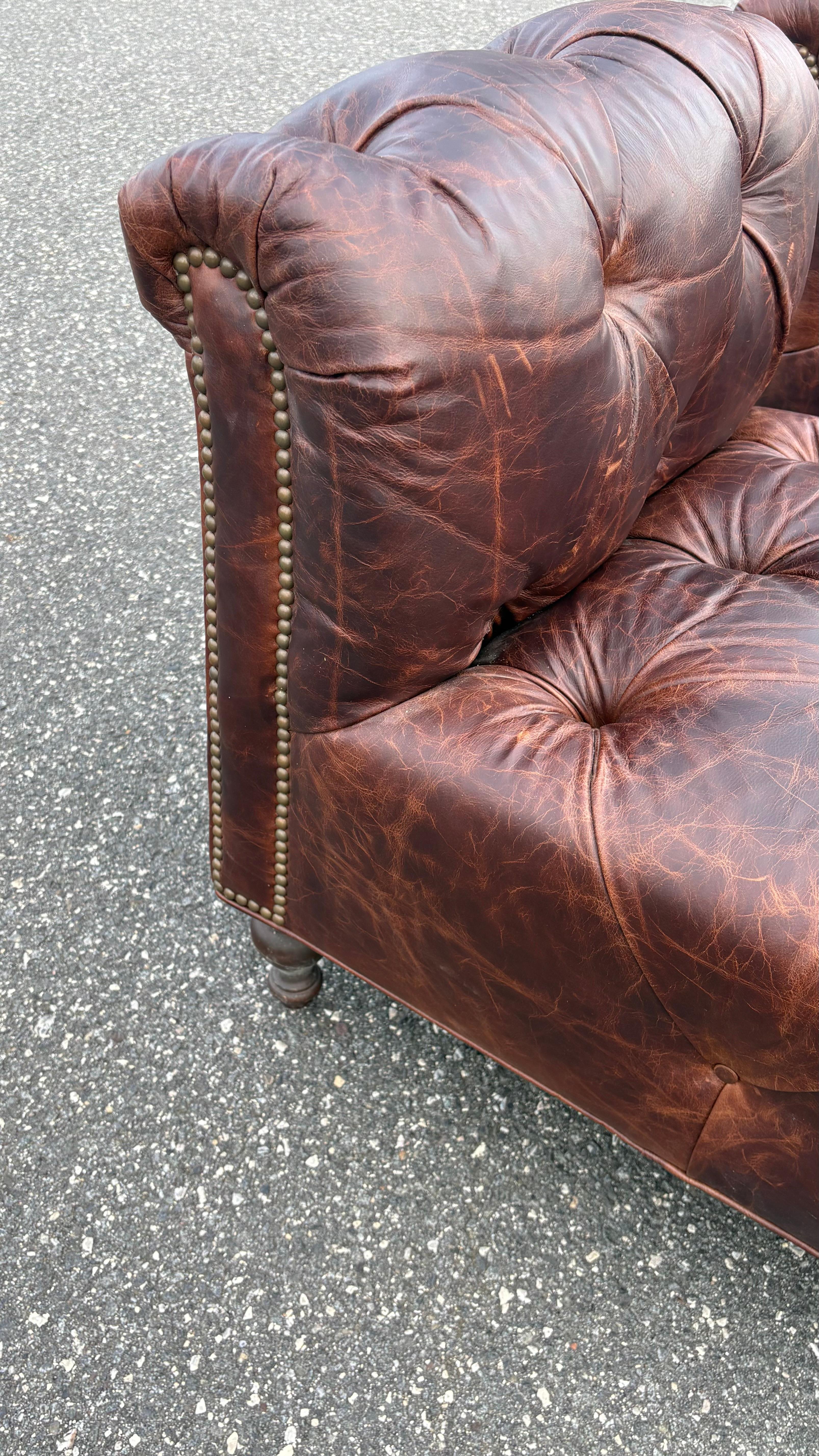 Pareja de Sillones Chesterfield de cuero en venta 1