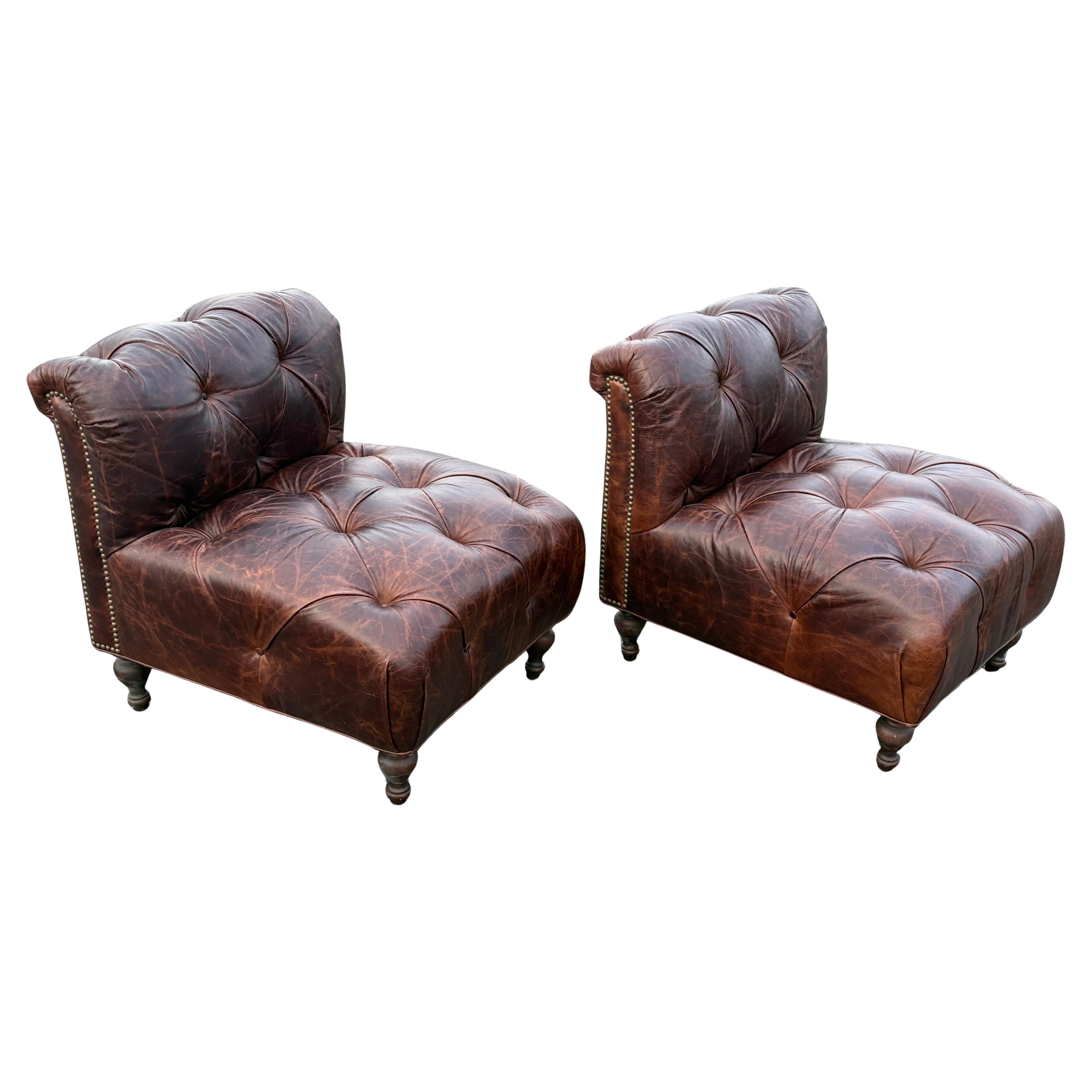 Paire de fauteuils en cuir Chesterfield