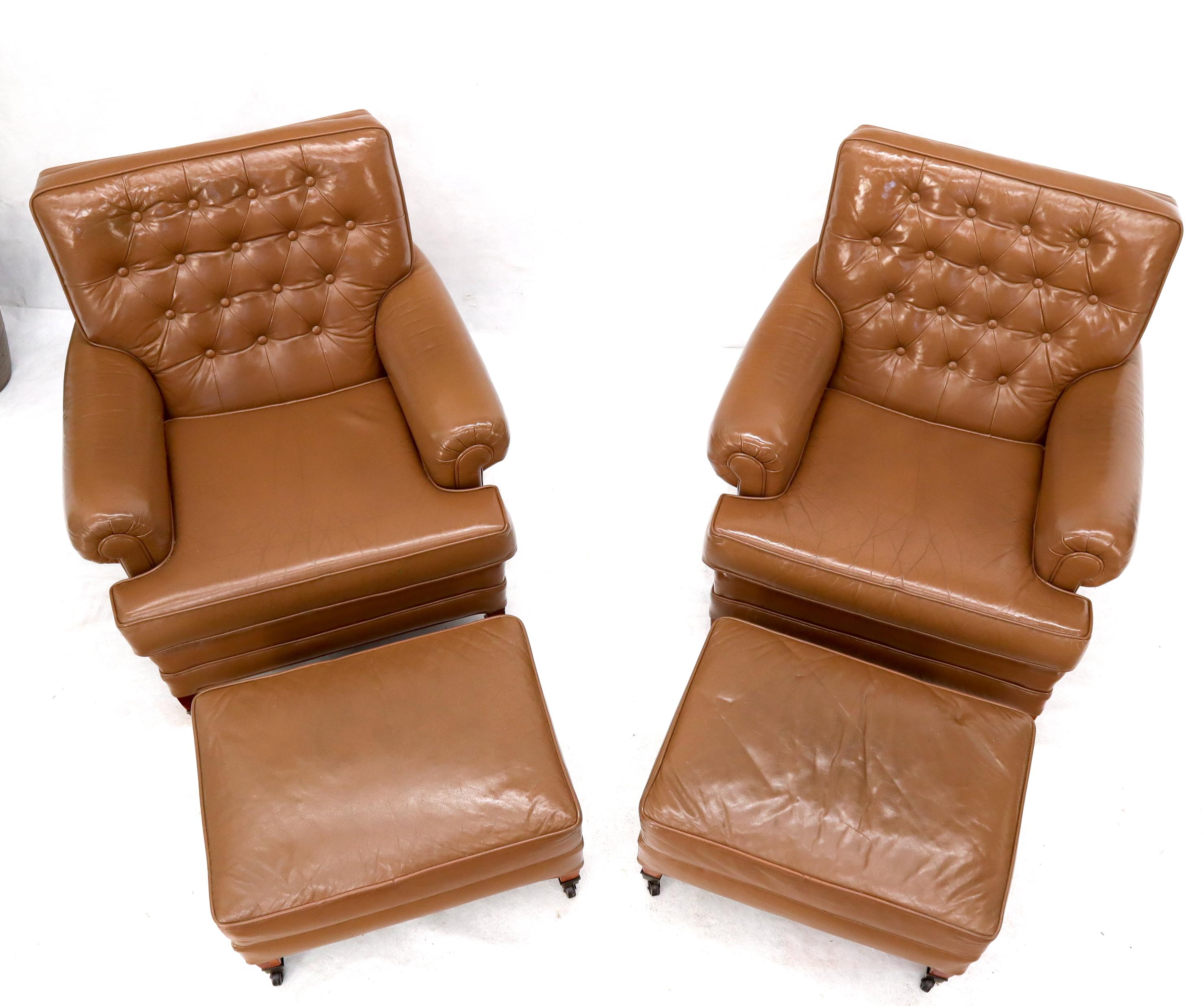 Mid-Century moderno Coppia di sedie Chesterfield in pelle con poggiapiedi in stile Brown to Tan in vendita
