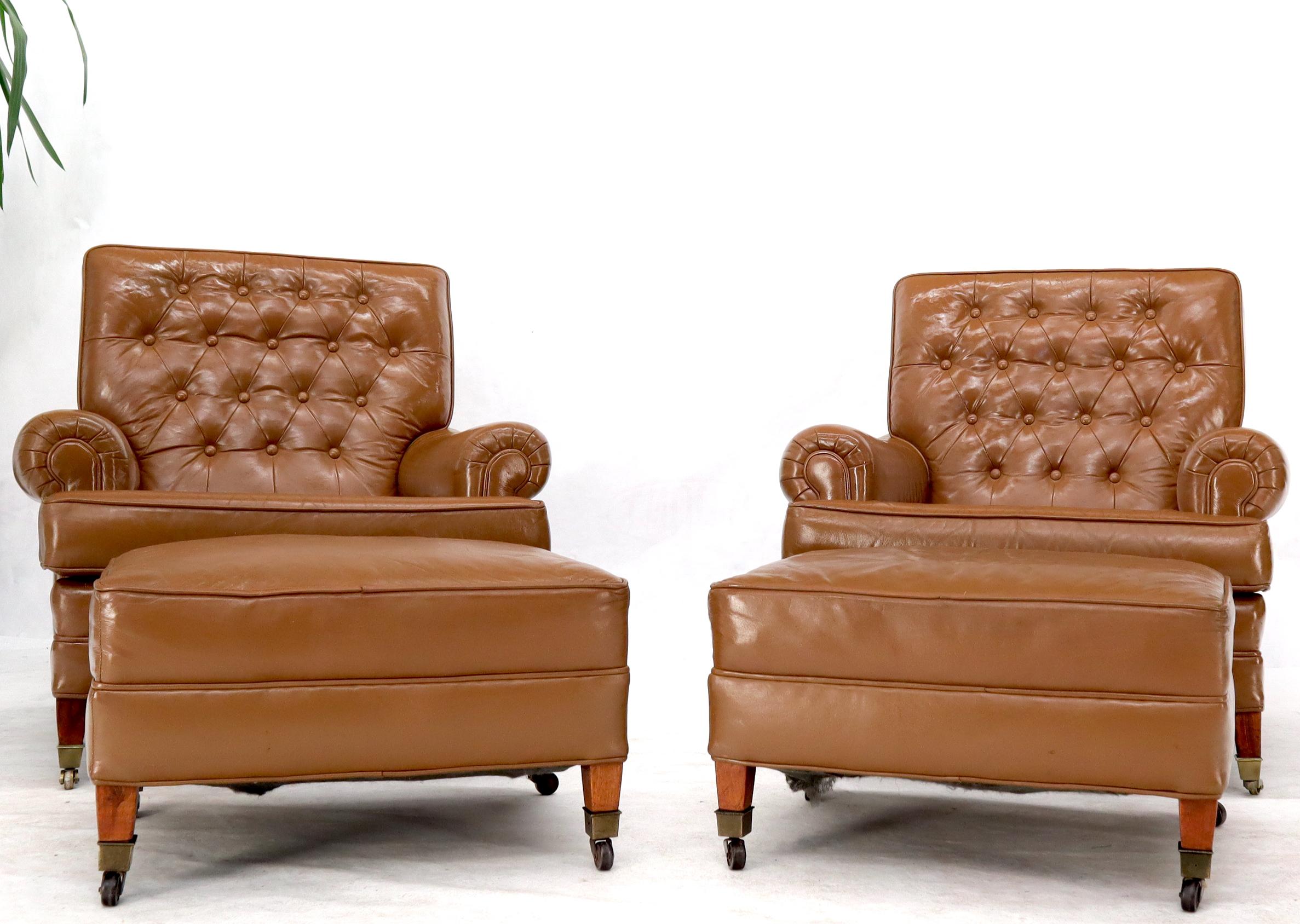 Americano Coppia di sedie Chesterfield in pelle con poggiapiedi in stile Brown to Tan in vendita