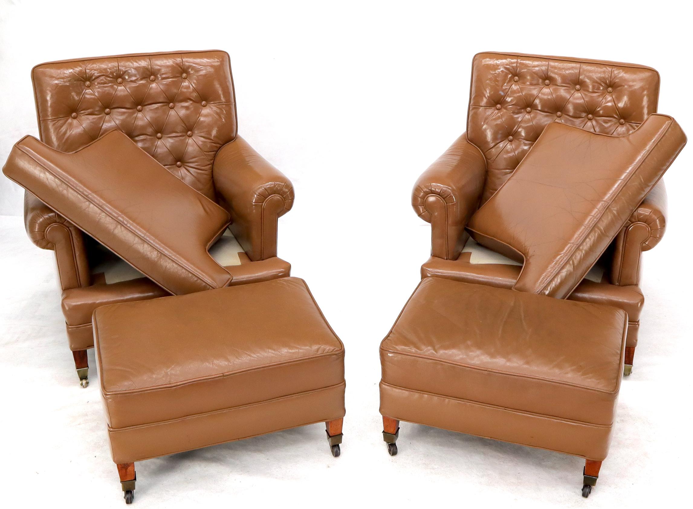 Coppia di sedie Chesterfield in pelle con poggiapiedi in stile Brown to Tan In condizioni buone in vendita a Rockaway, NJ