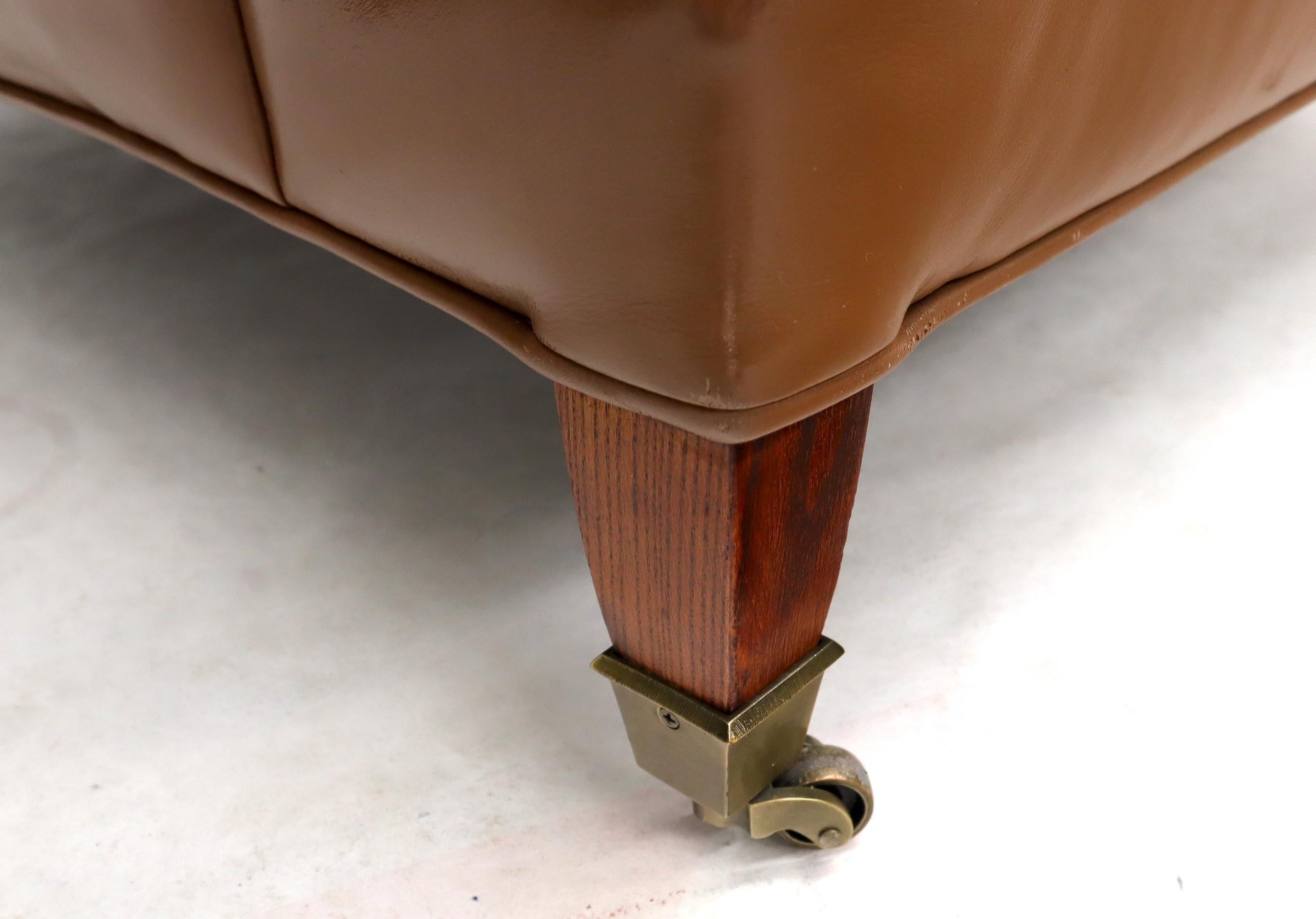 Coppia di sedie Chesterfield in pelle con poggiapiedi in stile Brown to Tan in vendita 1