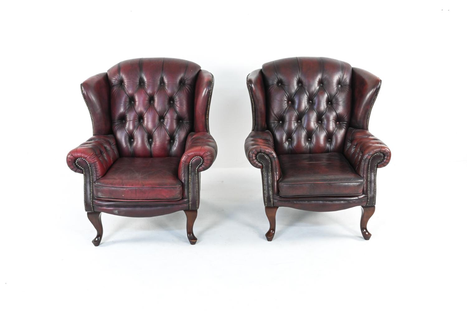 Pareja de sillones reclinables de cuero acolchado estilo Chesterfield en Bueno Estado en Norwalk, CT