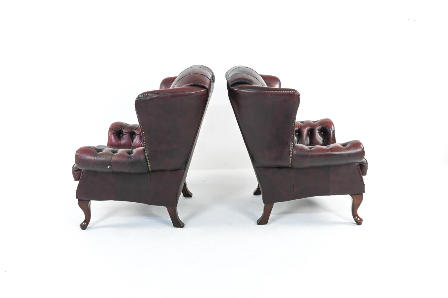 Pareja de sillones reclinables de cuero acolchado estilo Chesterfield siglo XX