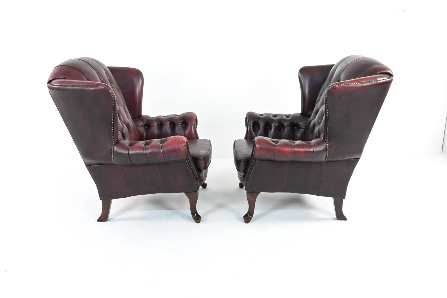 Pareja de sillones reclinables de cuero acolchado estilo Chesterfield 1