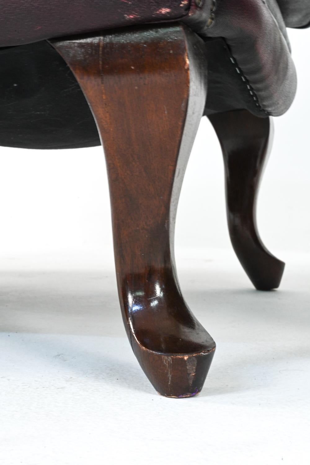 Pareja de sillones reclinables de cuero acolchado estilo Chesterfield 2