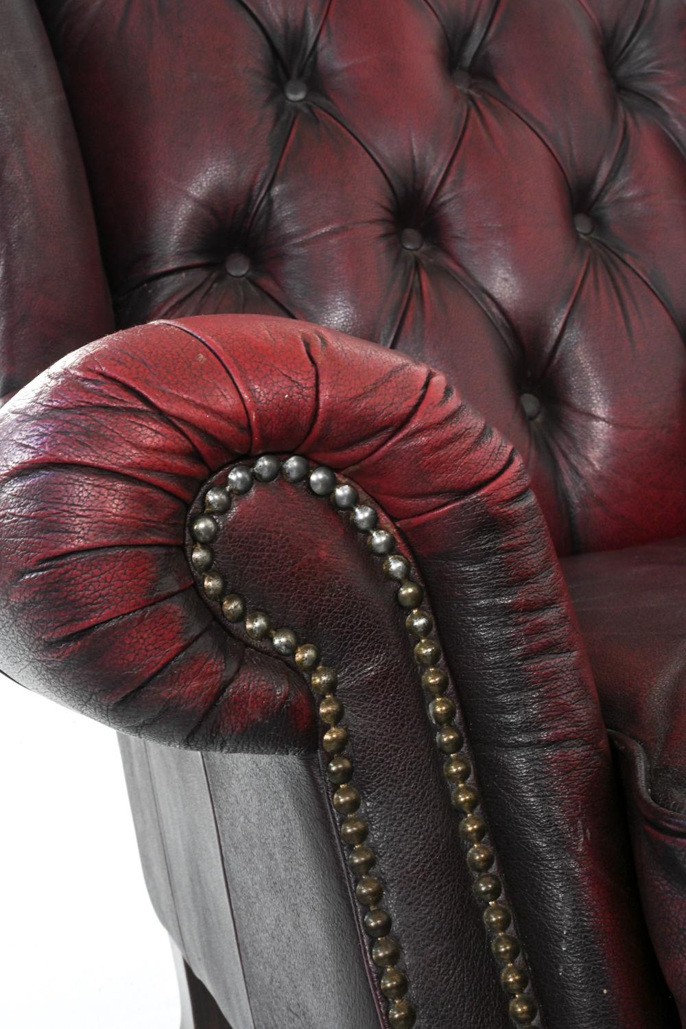 Pareja de sillones reclinables de cuero acolchado estilo Chesterfield 3