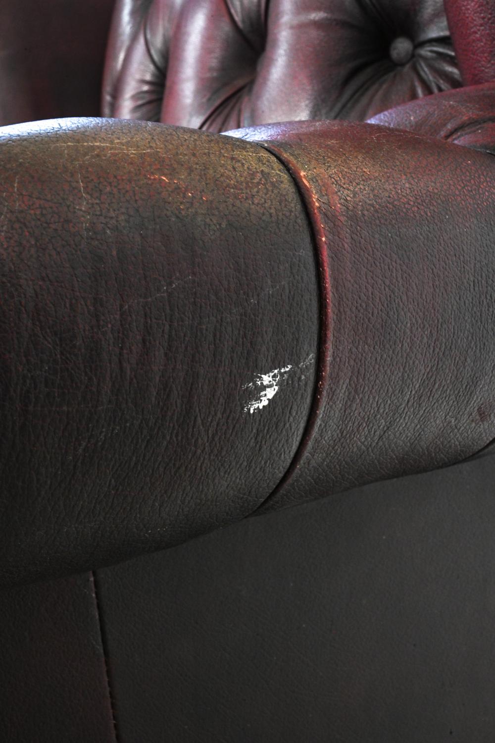 Pareja de sillones reclinables de cuero acolchado estilo Chesterfield 4
