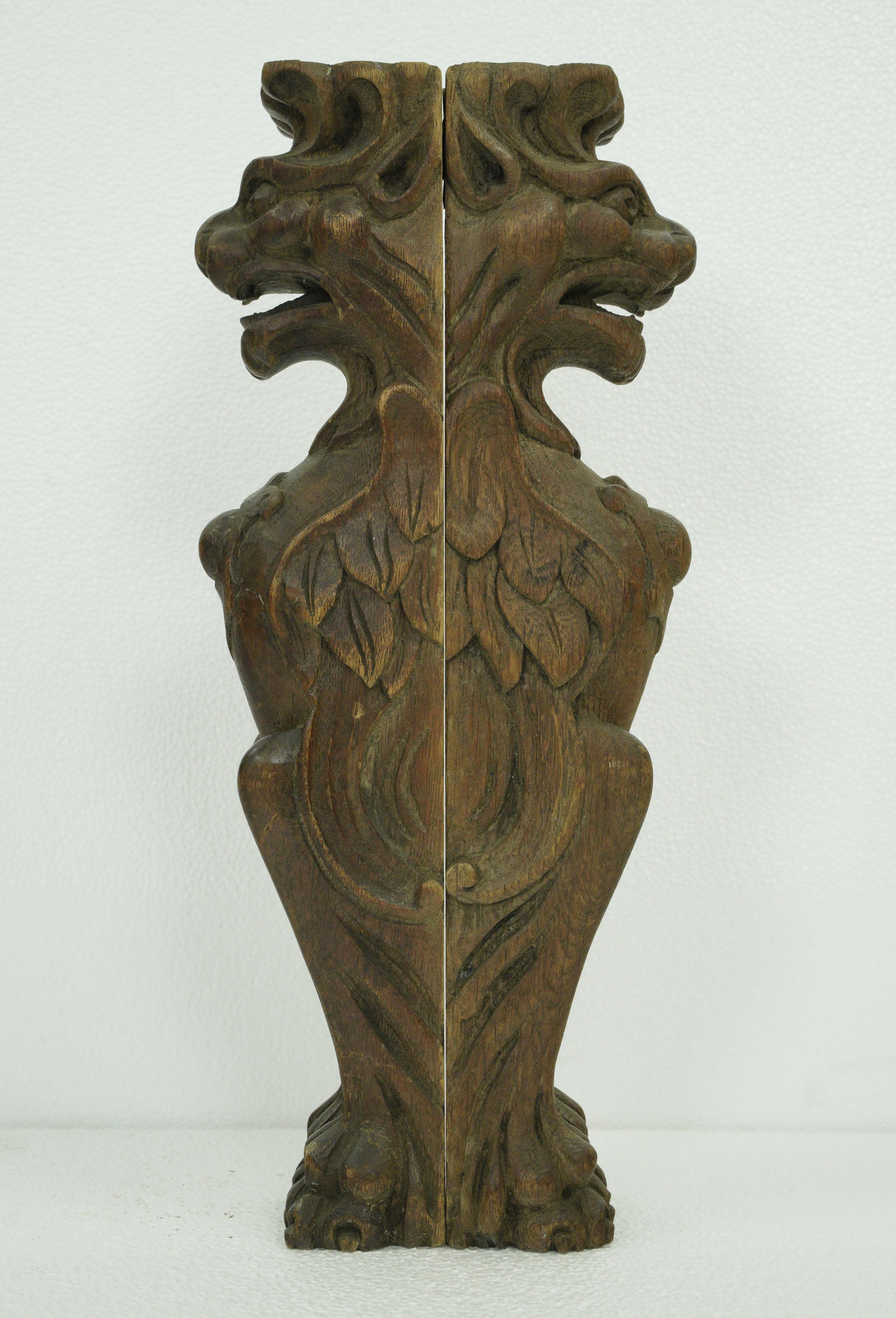 Paire de sculptures de meubles Griffins en bois de châtaignier en vente 4