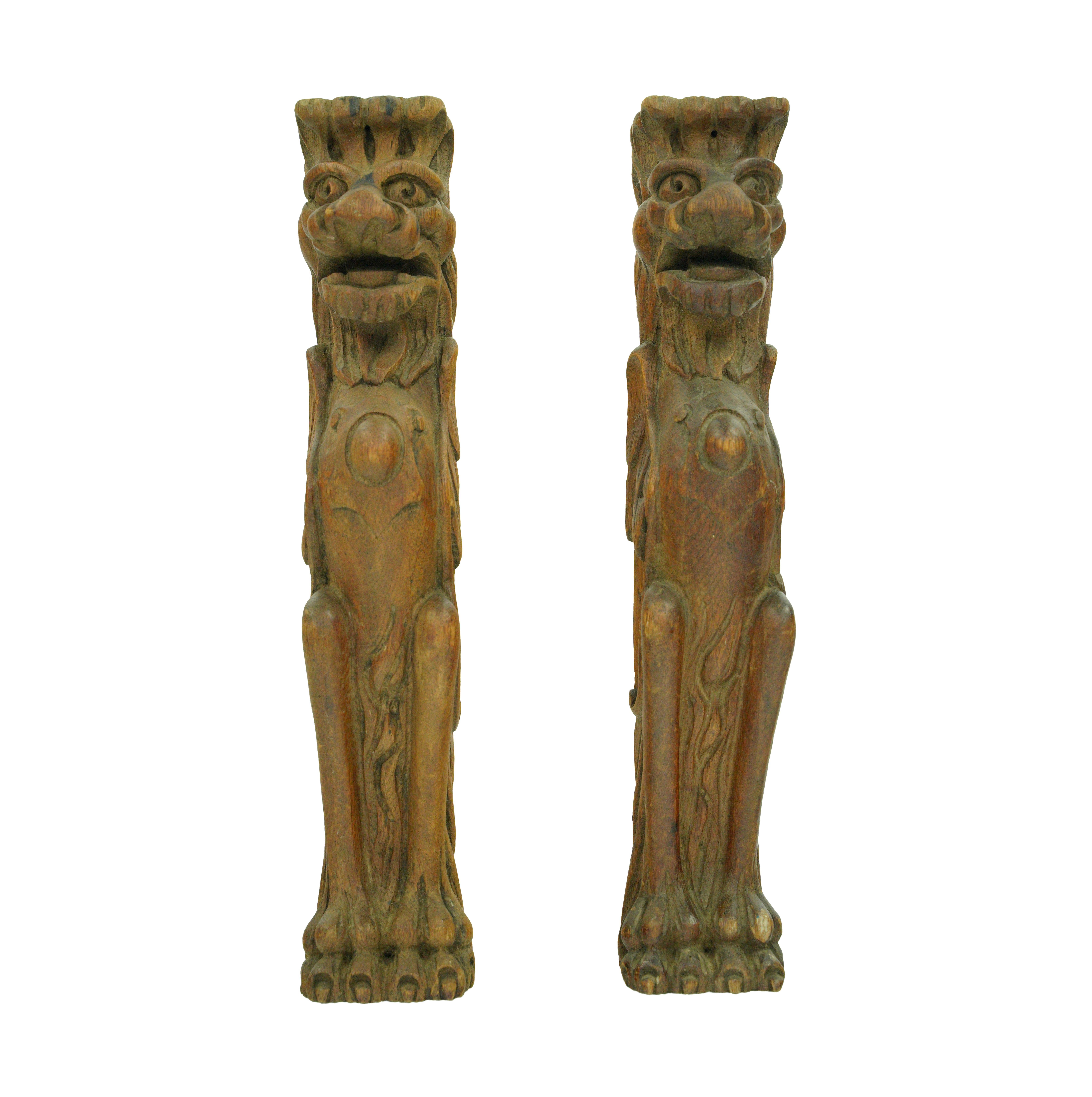 Figurines en châtaignier massif de tonalité foncée, sculptées en griffons. Bon état avec une usure appropriée due à l'âge. Le prix est fixé par paire. Veuillez noter que cet article se trouve dans nos locaux de Scranton, en Pennsylvanie.
