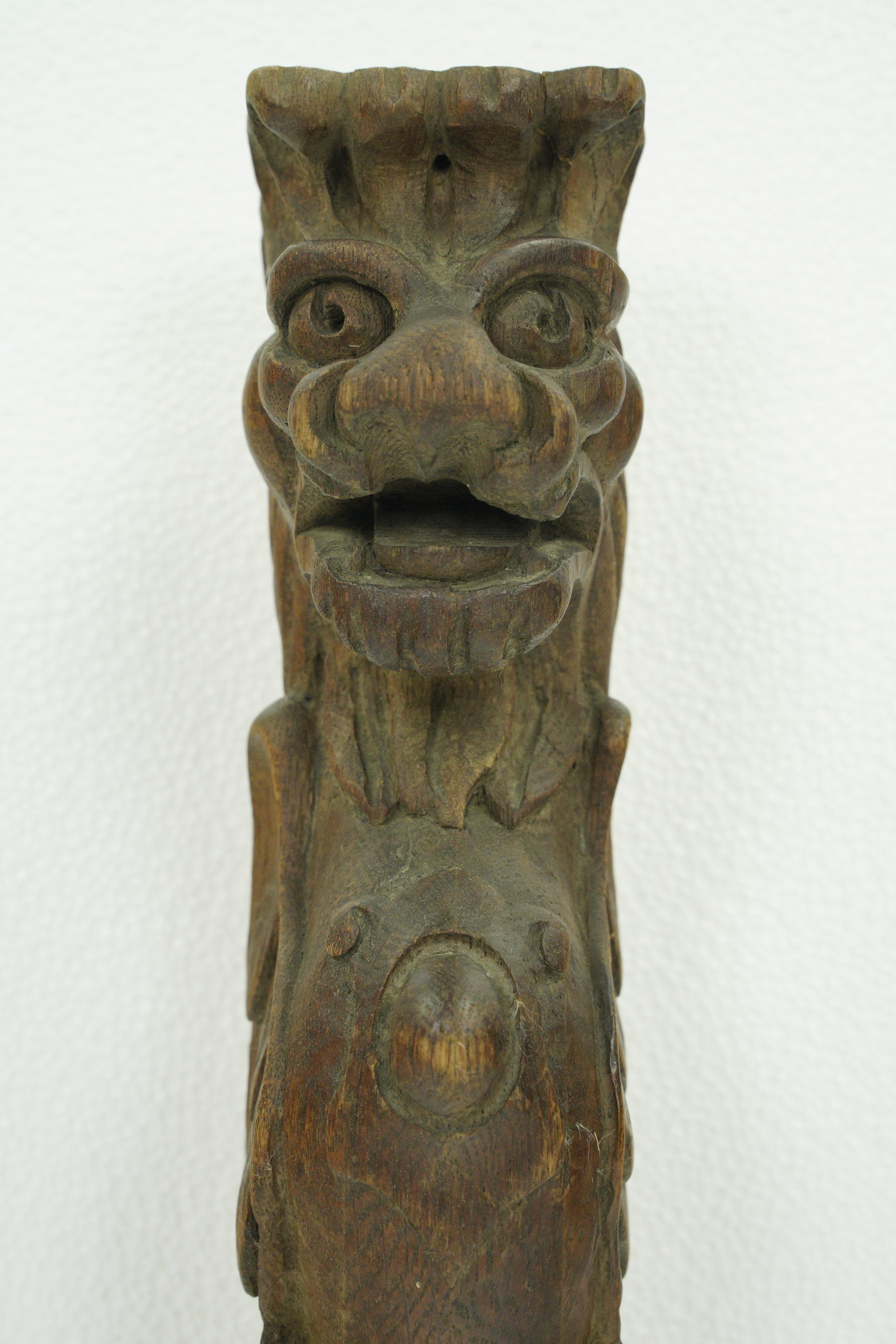 Sculpté Paire de sculptures de meubles Griffins en bois de châtaignier en vente