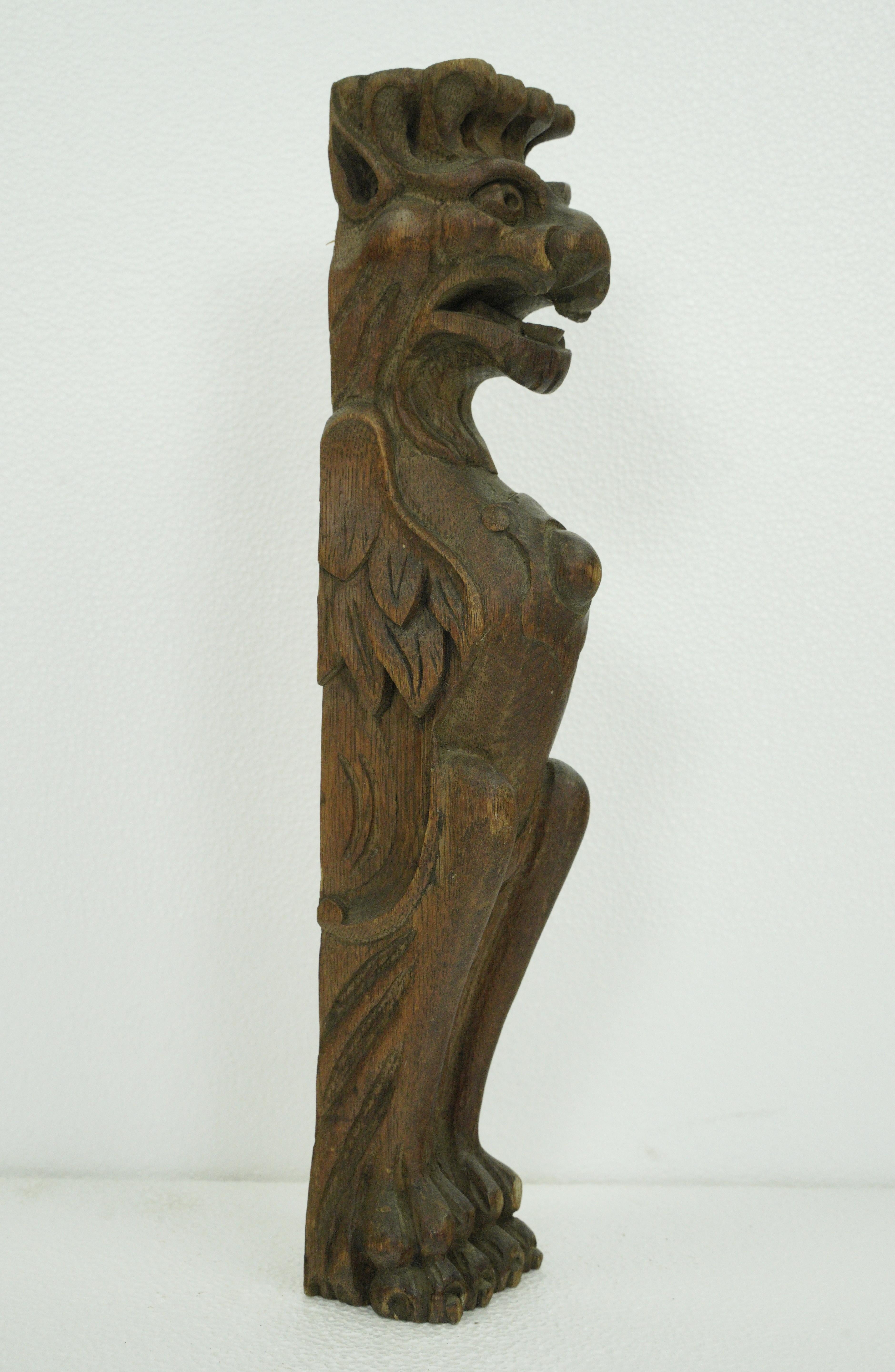 20ième siècle Paire de sculptures de meubles Griffins en bois de châtaignier en vente
