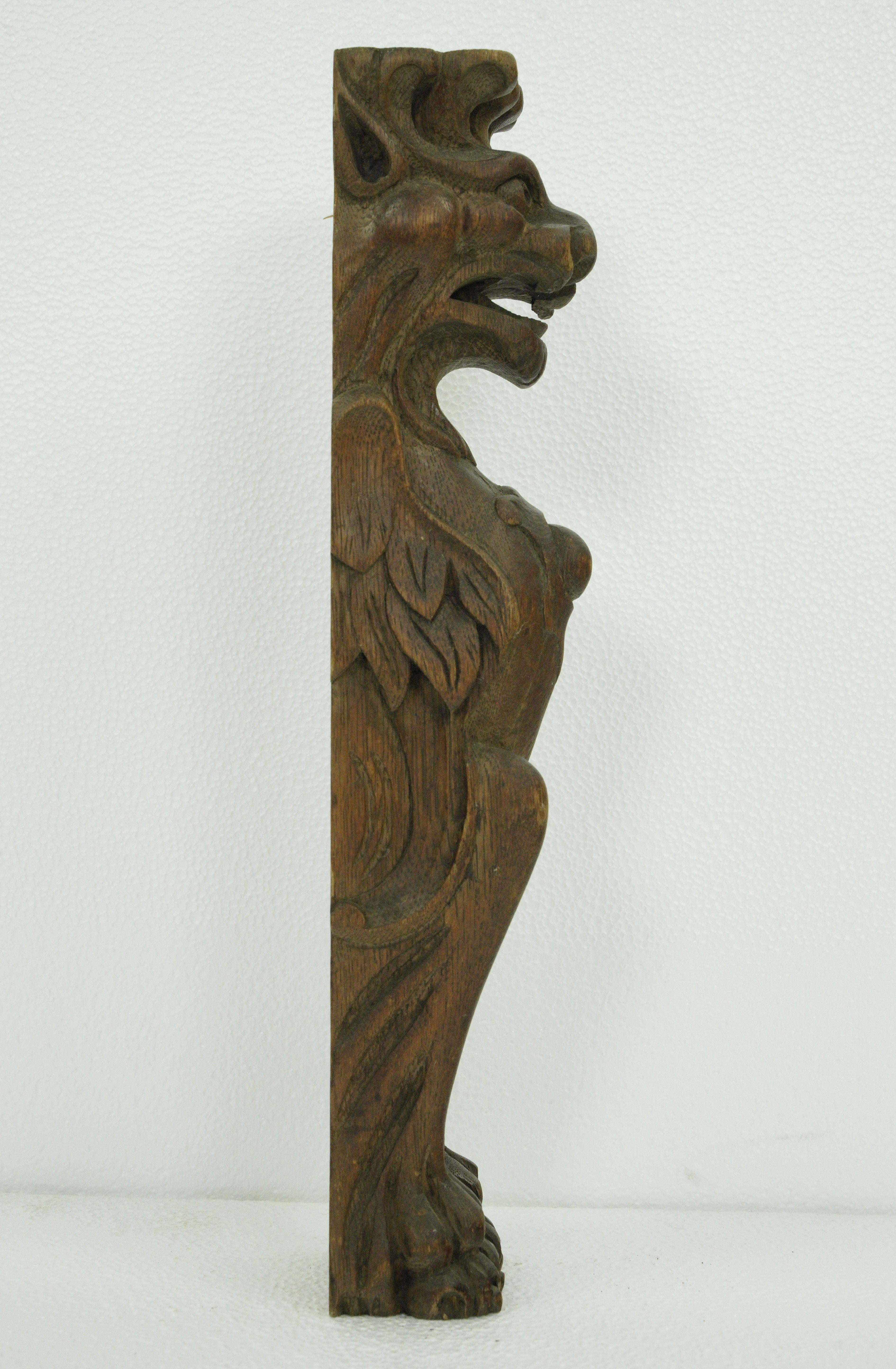 Châtaignier Paire de sculptures de meubles Griffins en bois de châtaignier en vente