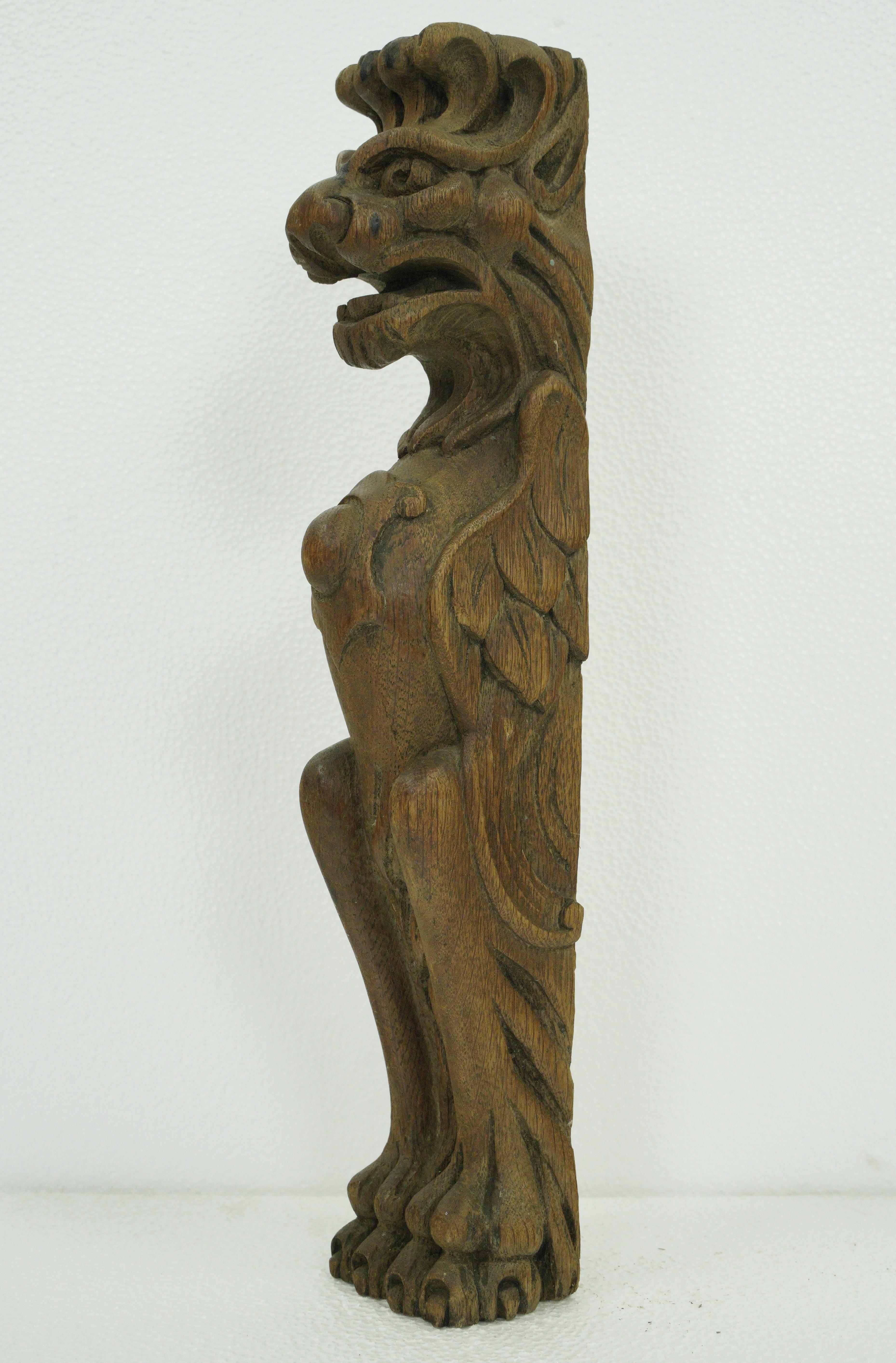 Paire de sculptures de meubles Griffins en bois de châtaignier en vente 2