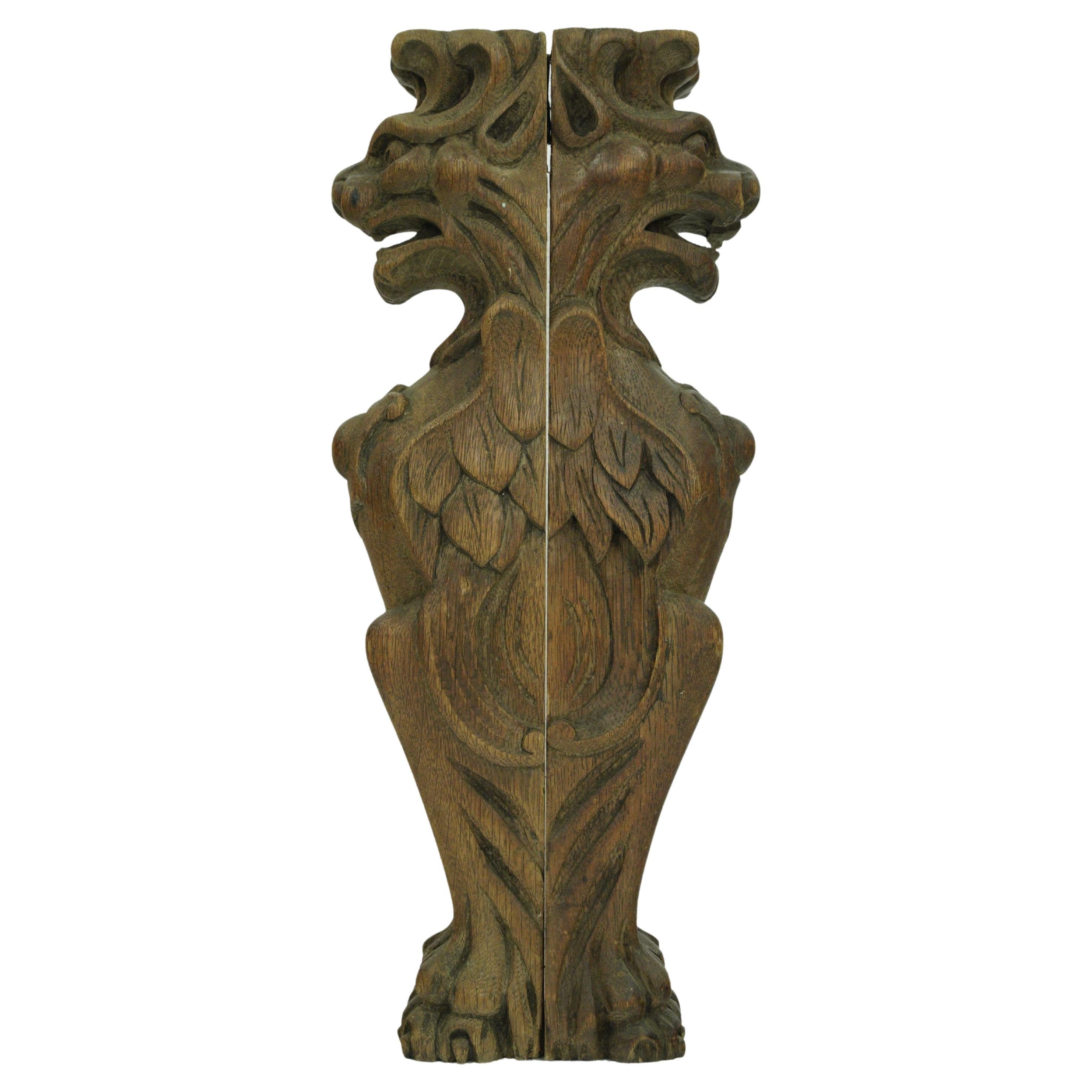 Paire de sculptures de meubles Griffins en bois de châtaignier en vente