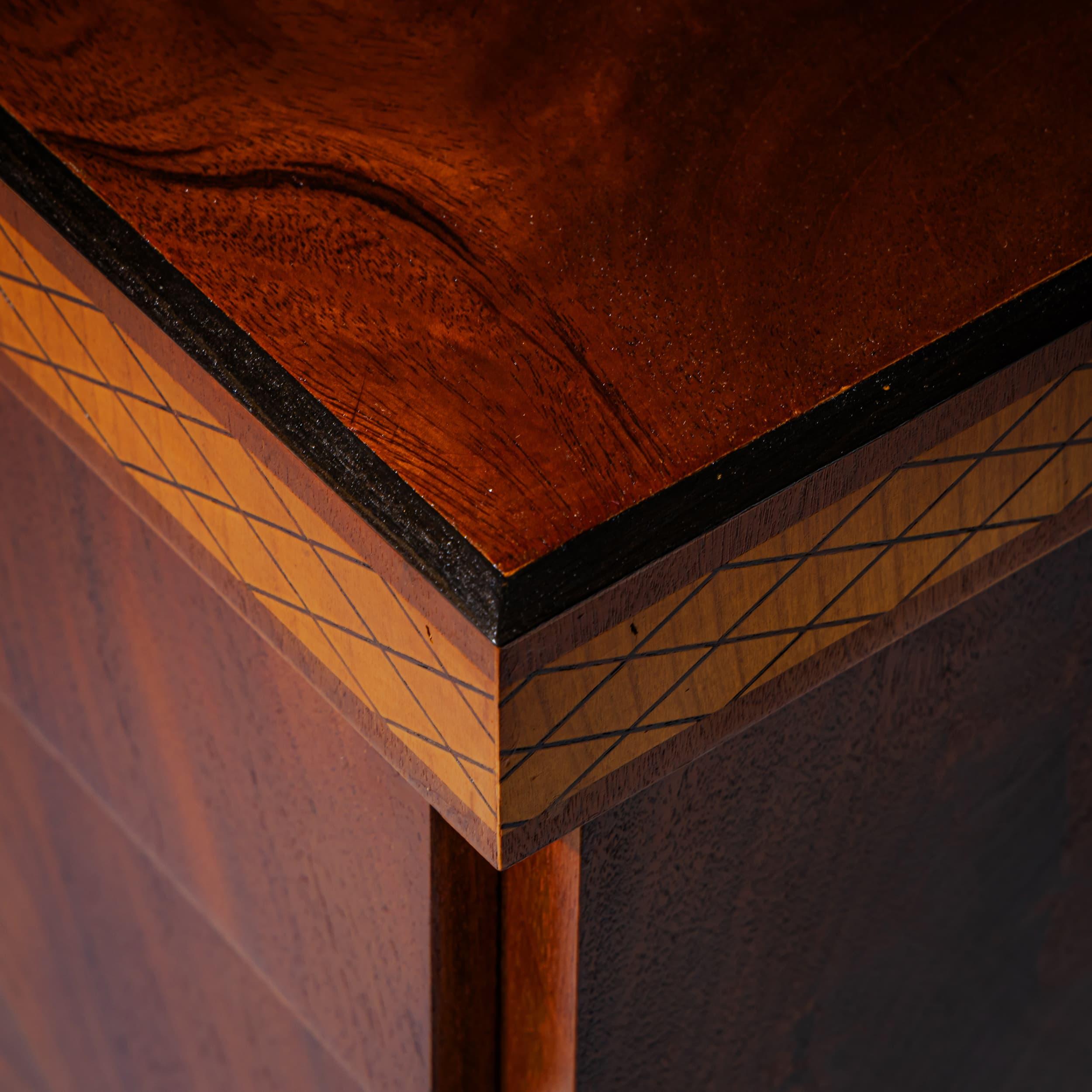 Paire de commodes en style Biedermeier, Italie, 20e siècle en vente 4