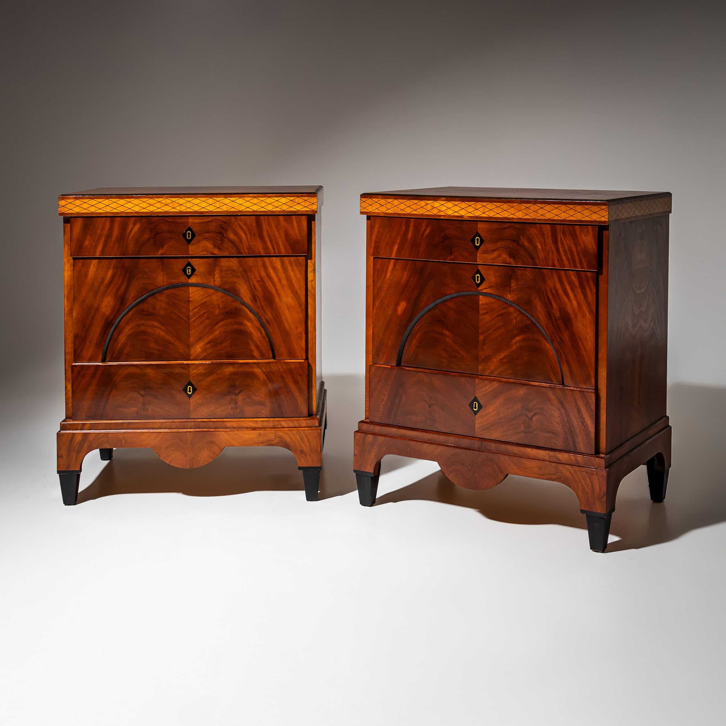 italien Paire de commodes en style Biedermeier, Italie, 20e siècle en vente