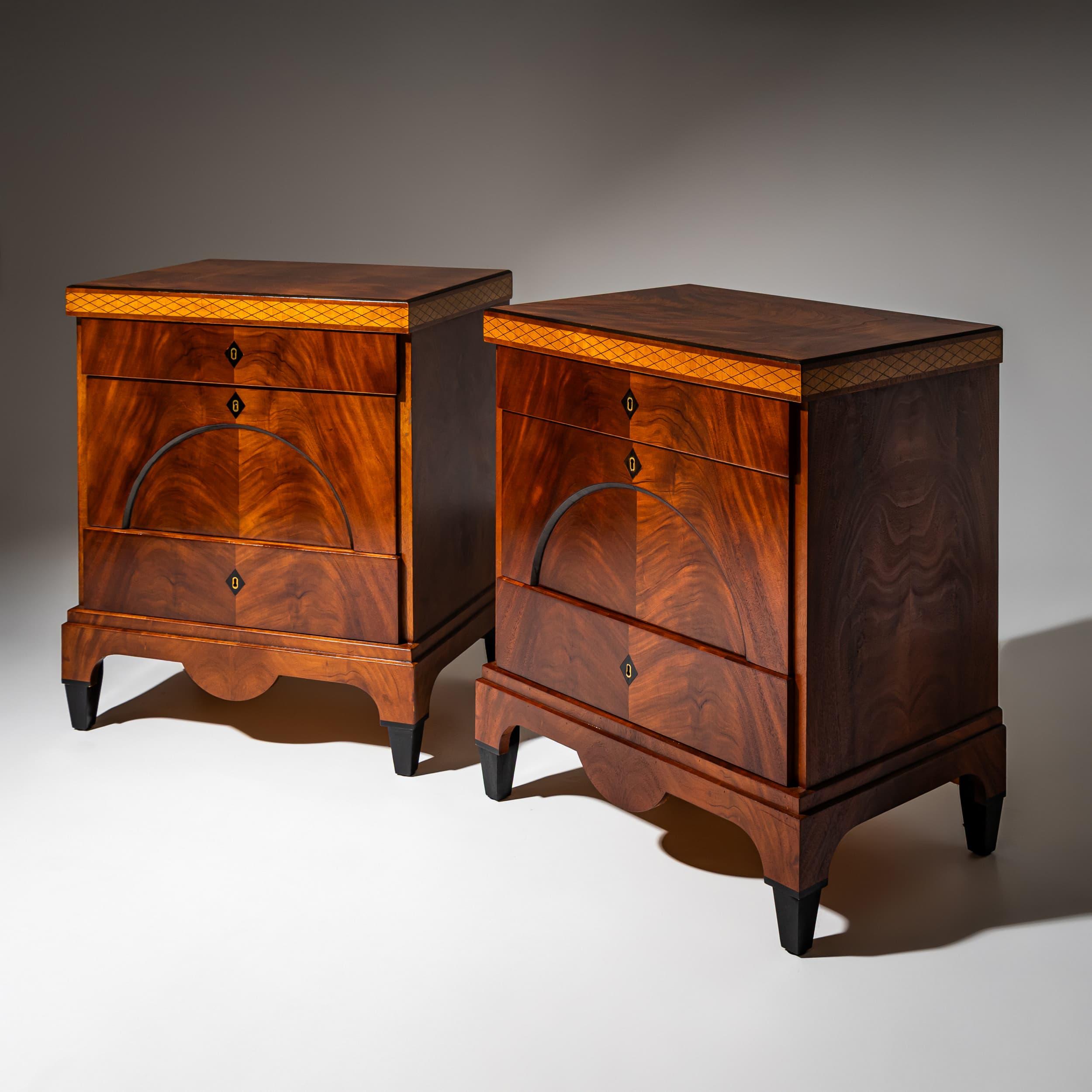 Placage Paire de commodes en style Biedermeier, Italie, 20e siècle en vente