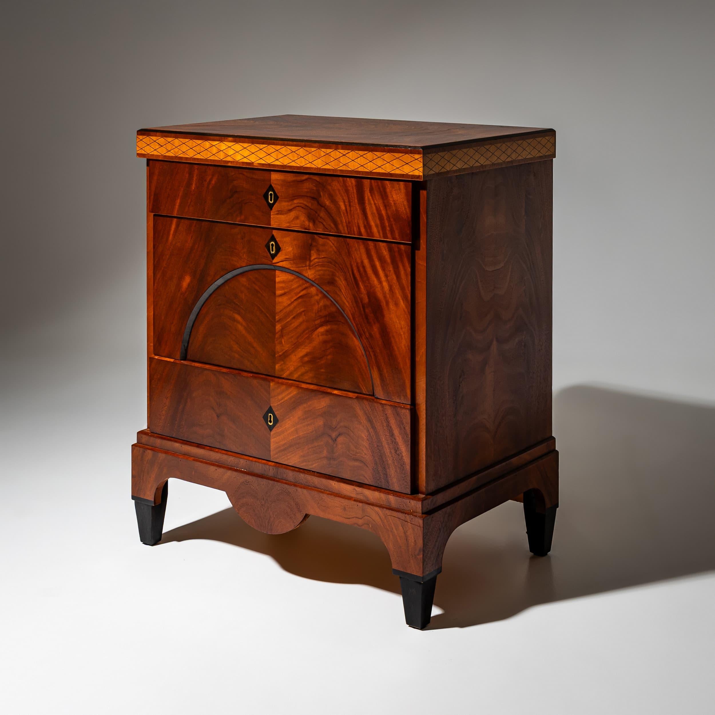 Paire de commodes en style Biedermeier, Italie, 20e siècle Excellent état - En vente à Greding, DE