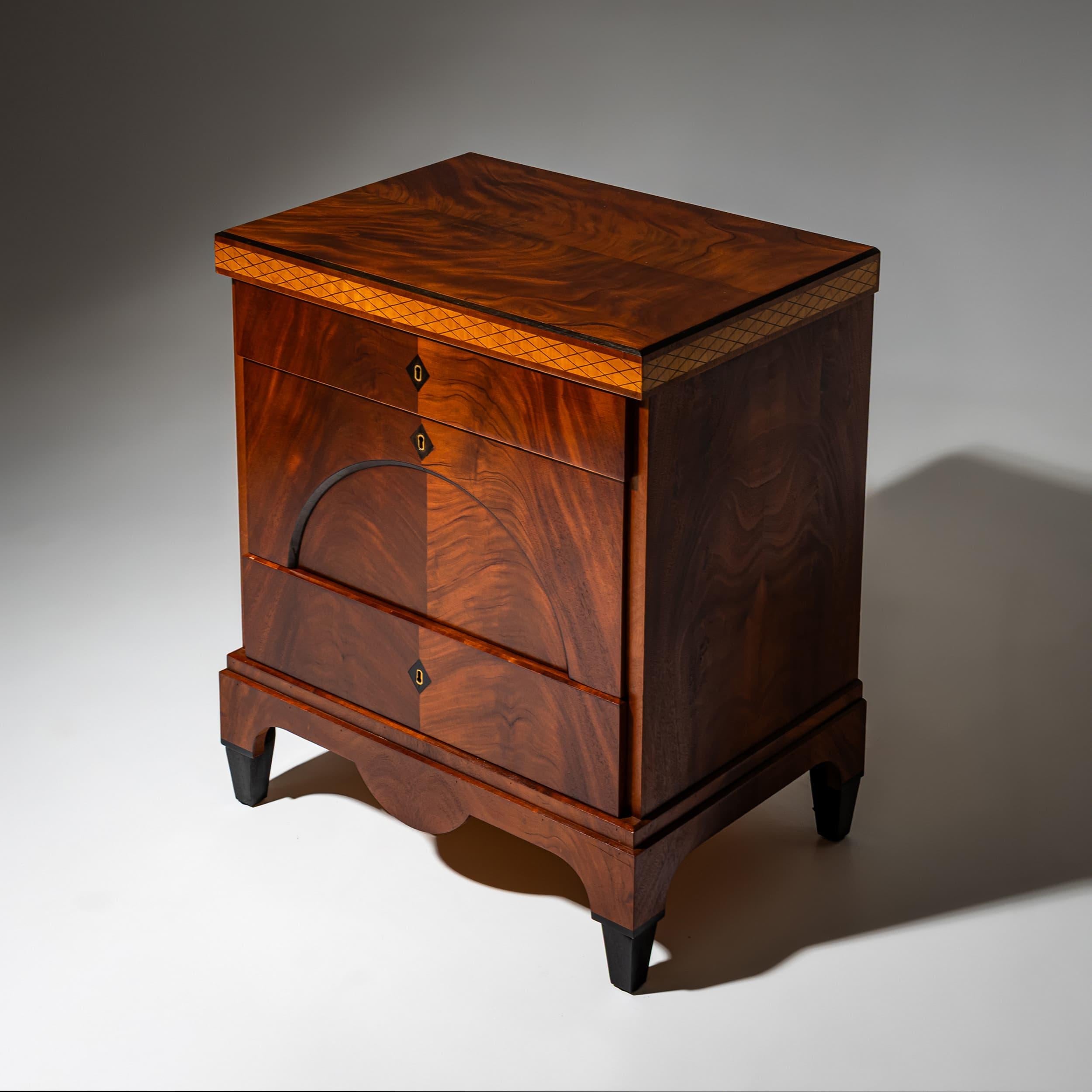 20ième siècle Paire de commodes en style Biedermeier, Italie, 20e siècle en vente