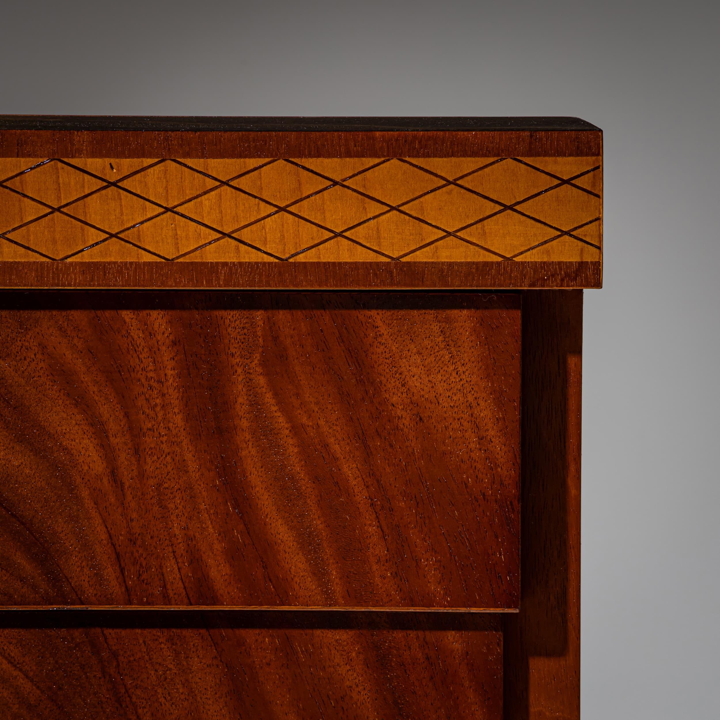 Acajou Paire de commodes en style Biedermeier, Italie, 20e siècle en vente