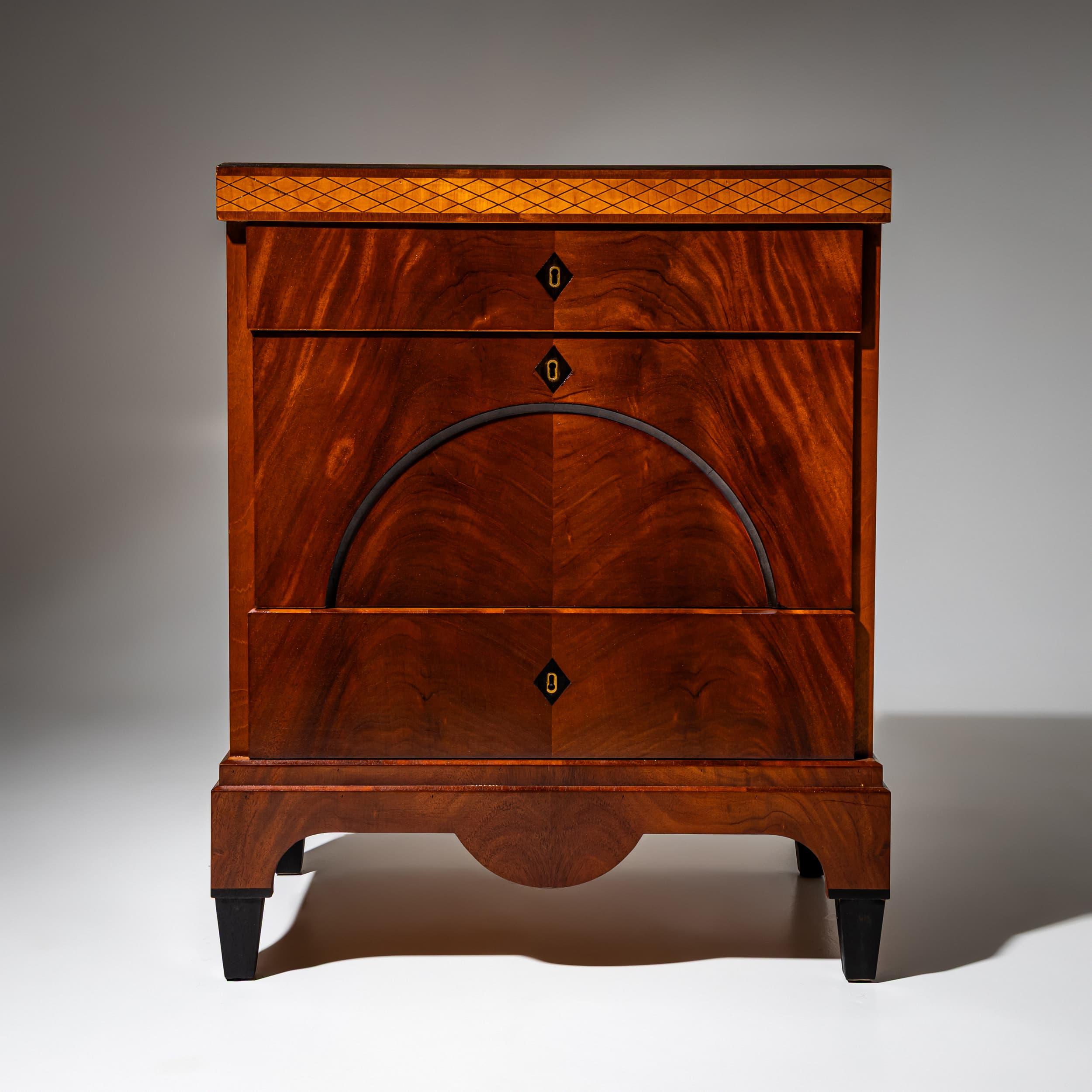 Paire de commodes en style Biedermeier, Italie, 20e siècle en vente 1