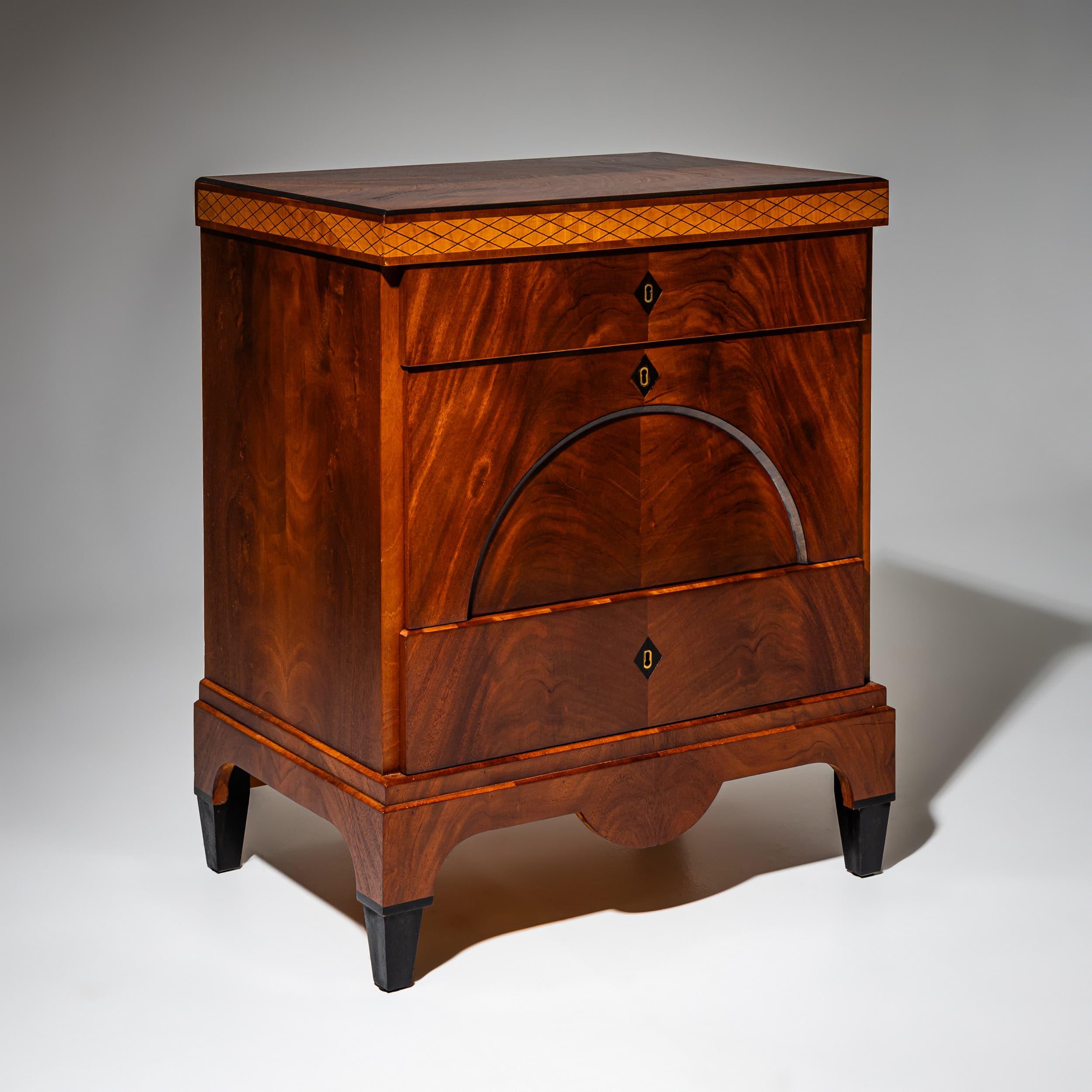 Paire de commodes en style Biedermeier, Italie, 20e siècle en vente 2