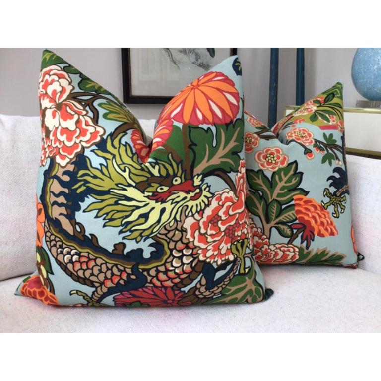 Freschi e vivaci, questi ambitissimi cuscini in lino Chiang Mai di Schumacher sono realizzati nella tonalità acquamarina e presentano sfumature di corallo, turchese, blu, verde e giallo su un morbido sfondo blu.
Questa coppia di cuscini presenta una