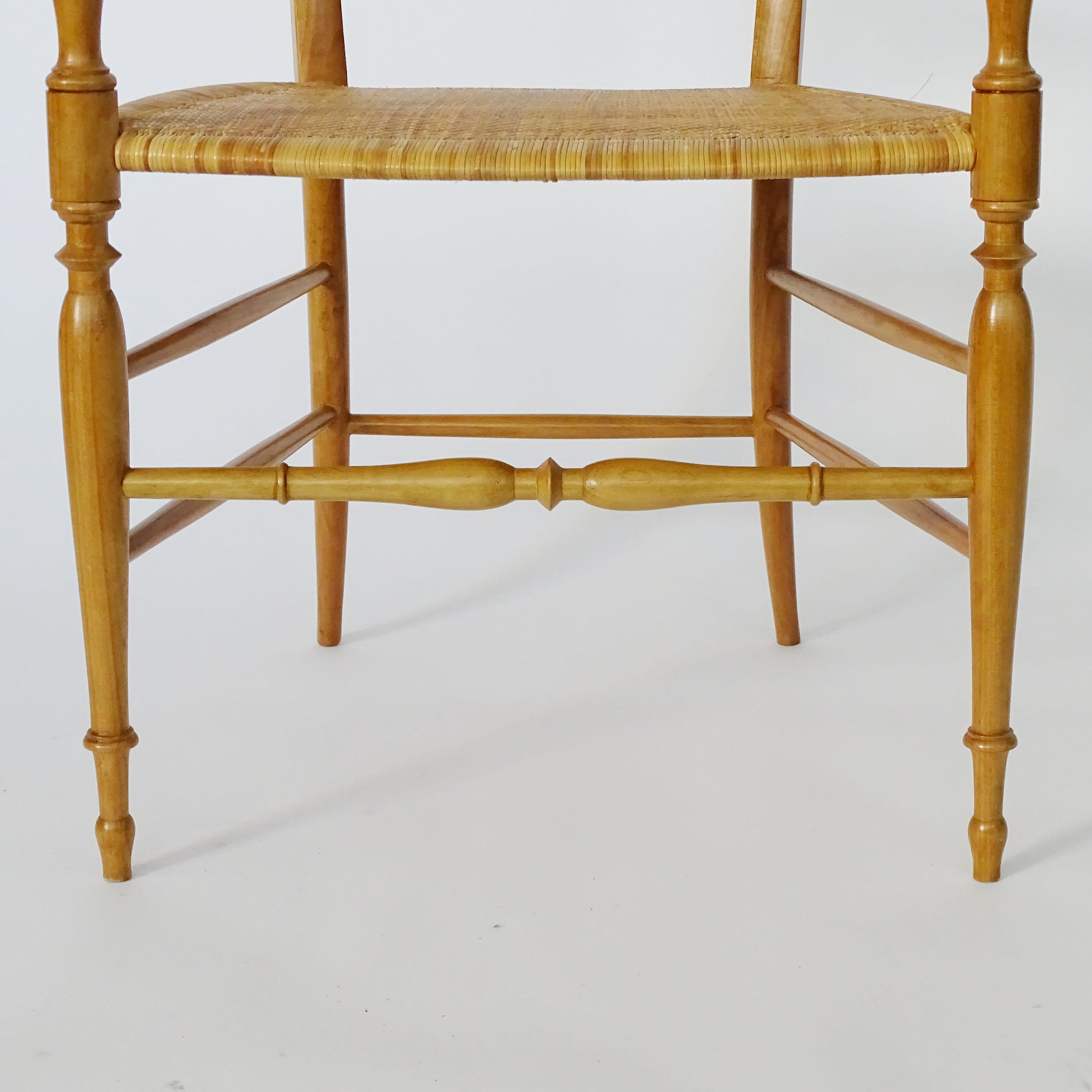 Mid-Century moderno Coppia di poltrone Chiavari in legno di faggio e sedile a canne. Italia anni '60 in vendita