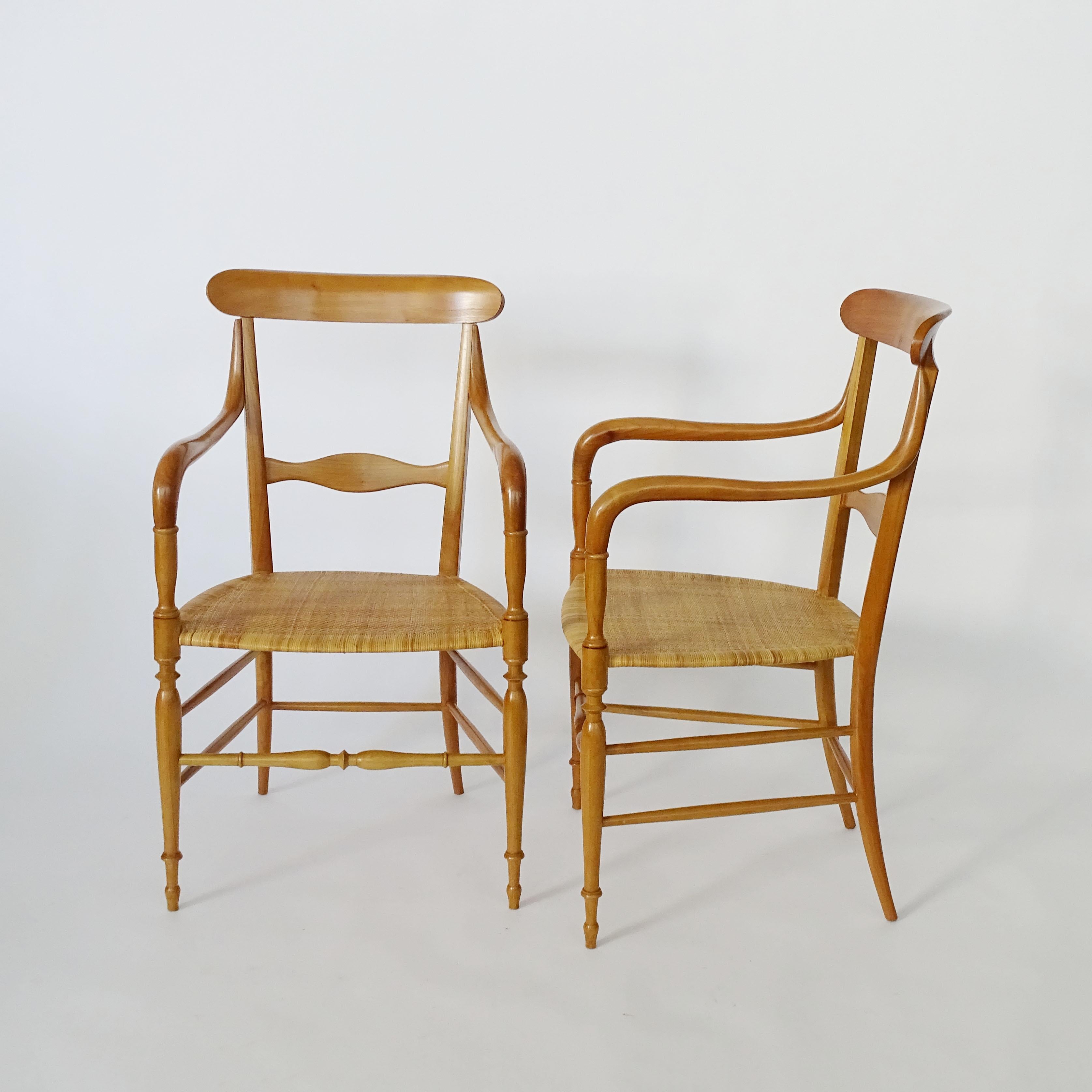 Metà XX secolo Coppia di poltrone Chiavari in legno di faggio e sedile a canne. Italia anni '60 in vendita