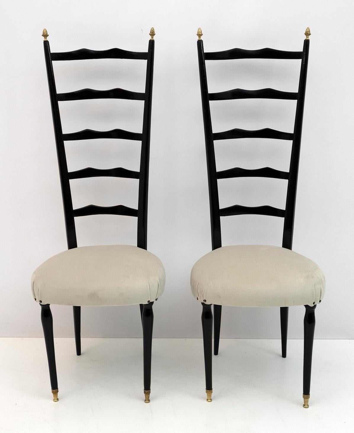 This pair of Chiavari chairs with the typical high back was designed by Gaetano Descalzi in the city of Chiavari in Italy, where they have since been produced in various models.
The chairs have been polished with shellac, keeping the original