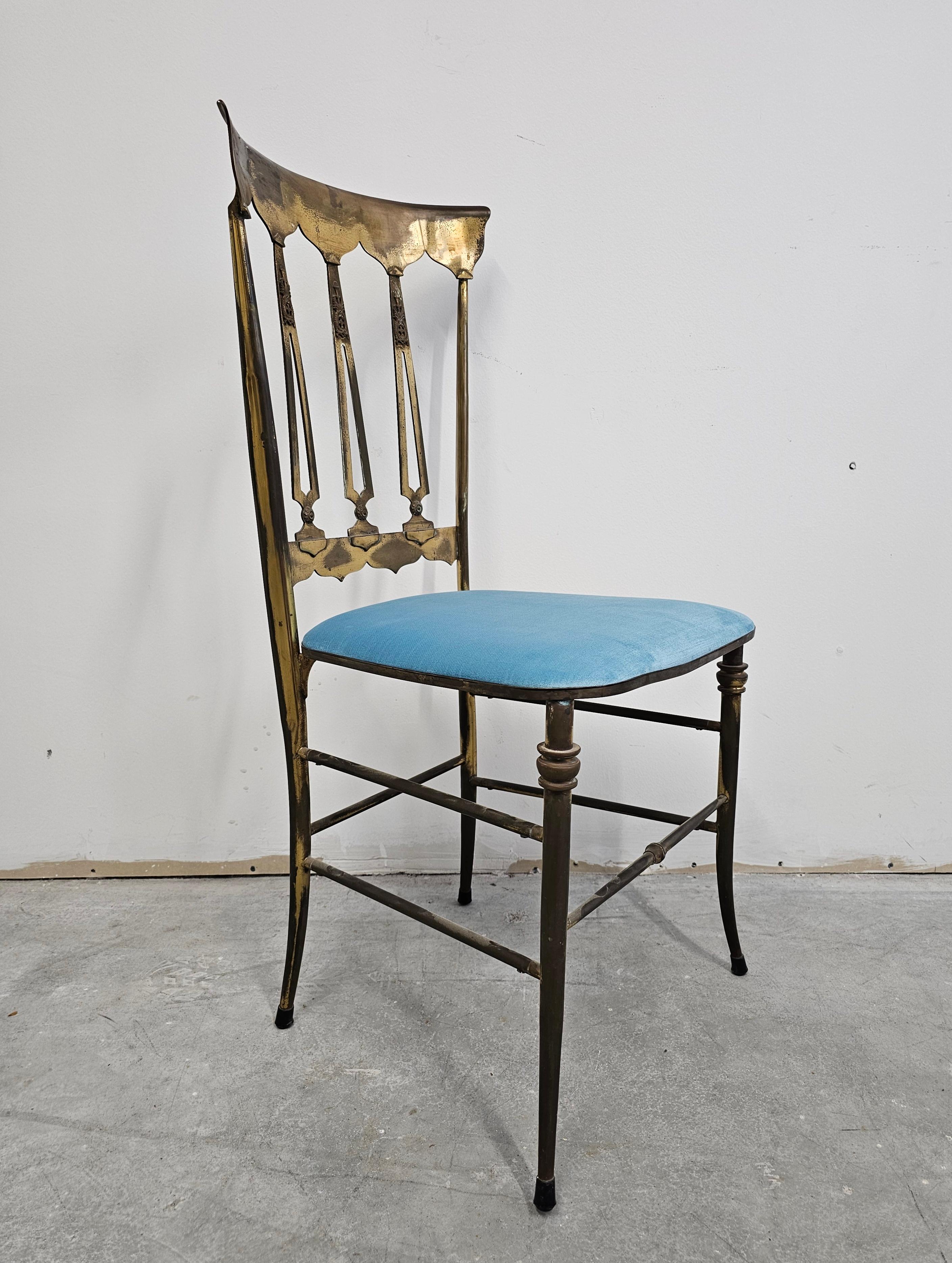 Coppia di poltroncine di Chiavari in ottone massiccio con sedute in peluche blu bambino in vendita 3
