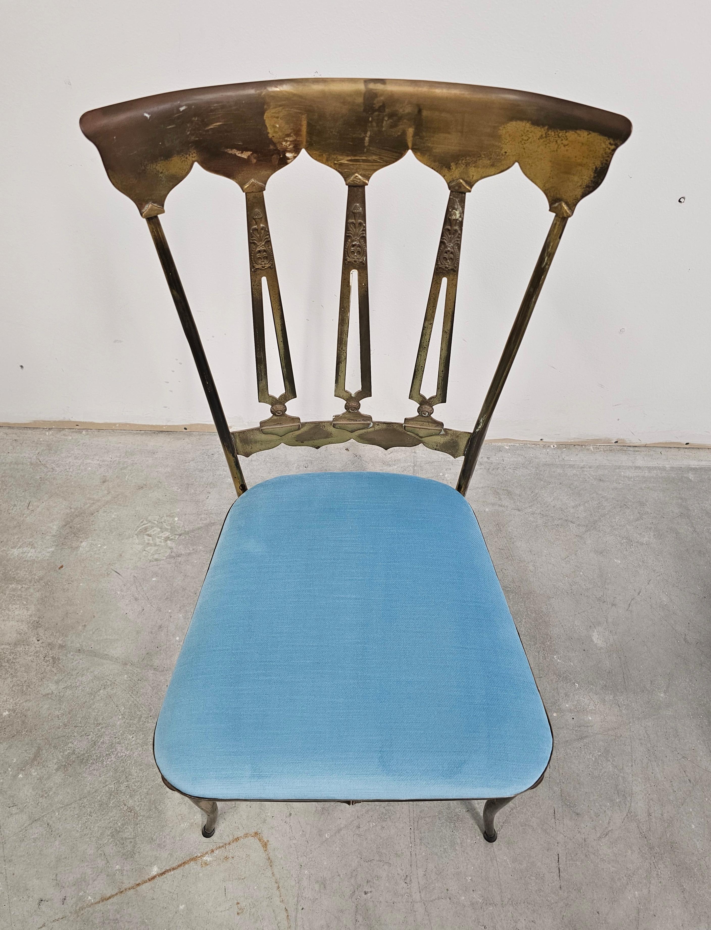 Coppia di poltroncine di Chiavari in ottone massiccio con sedute in peluche blu bambino in vendita 6
