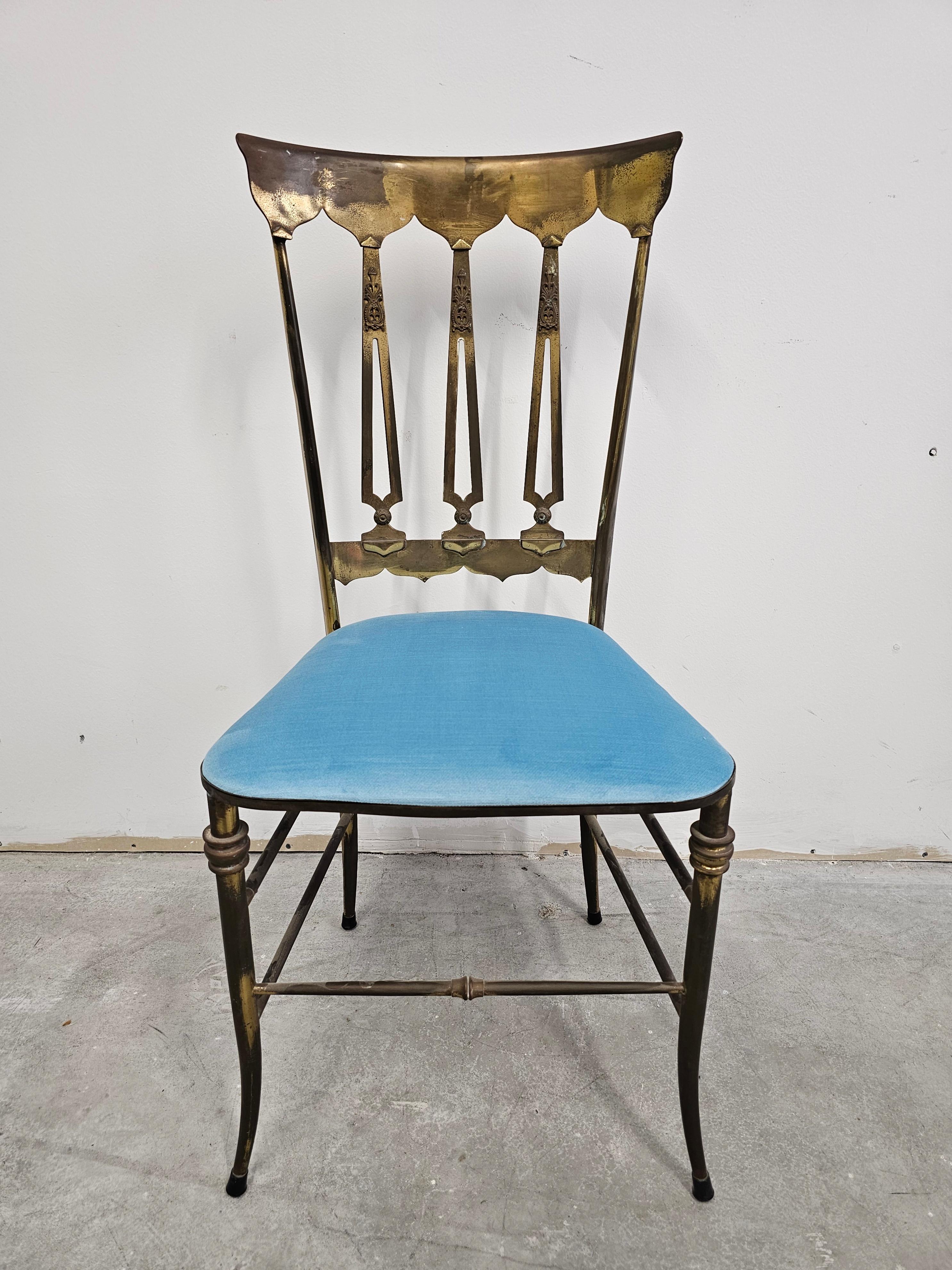 Mid-Century moderno Coppia di poltroncine di Chiavari in ottone massiccio con sedute in peluche blu bambino in vendita