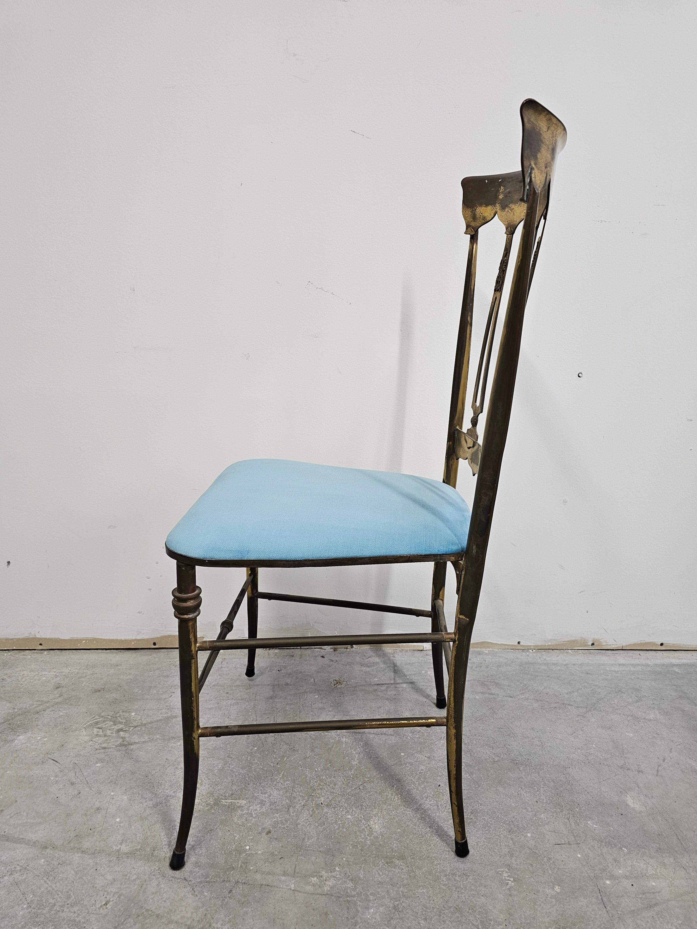Coppia di poltroncine di Chiavari in ottone massiccio con sedute in peluche blu bambino In condizioni buone in vendita a Beograd, RS